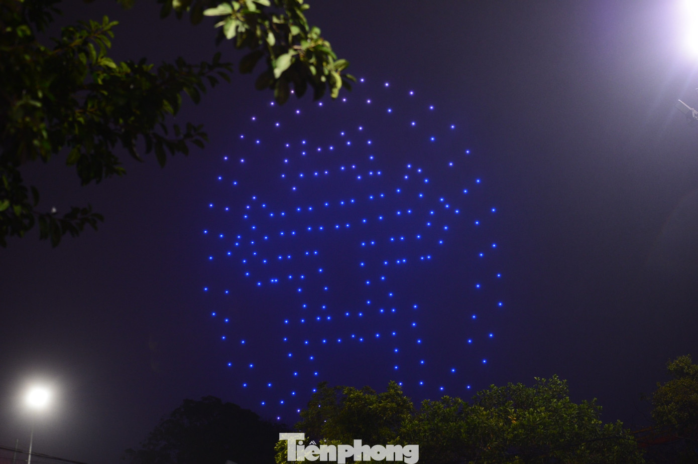 Sự kiện với 300 drone (máy bay không người lái) đã tái hiện những hình ảnh của Thủ đô như: cầu Nhật Tân, Sen bách diệp, hoa đào Nhật Tân, biểu tượng Khuê Văn Các... Sự kiện với 300 drone (máy bay không người lái) đã tái hiện những hình ảnh của Thủ đô như: cầu Nhật Tân, Sen bách diệp, hoa đào Nhật Tân, biểu tượng Khuê Văn Các...