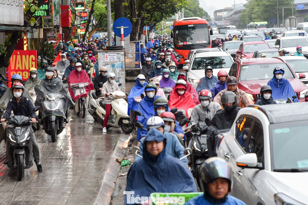 Mưa lạnh khiến các phương tiện giao thông di chuyển khá khó khăn từ sáng đến chiều.