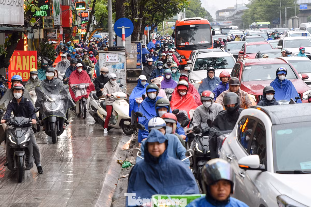 Mưa lạnh khiến các phương tiện giao thông di chuyển khá khó khăn từ sáng đến chiều.