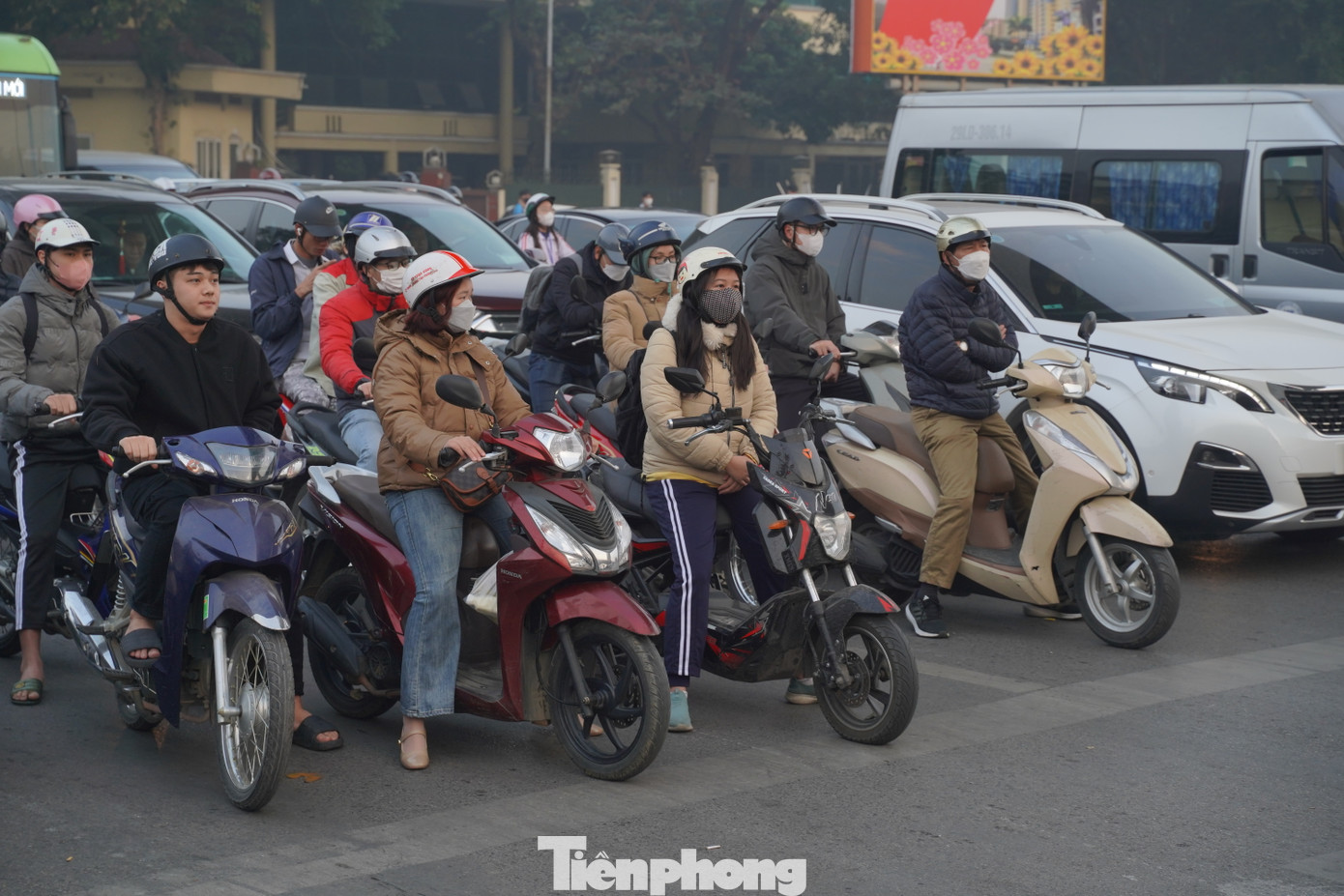 Hình ảnh đường phố Hà Nội khác lạ trong ngày đi làm đầu tiên của năm 2025.