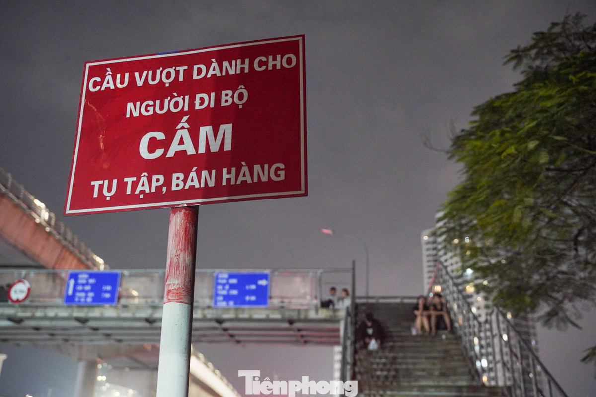 Mặc cho các biển báo nhắc nhở, nhiều người vẫn vô tư lên cầu vượt ăn chơi xuyên đêm.