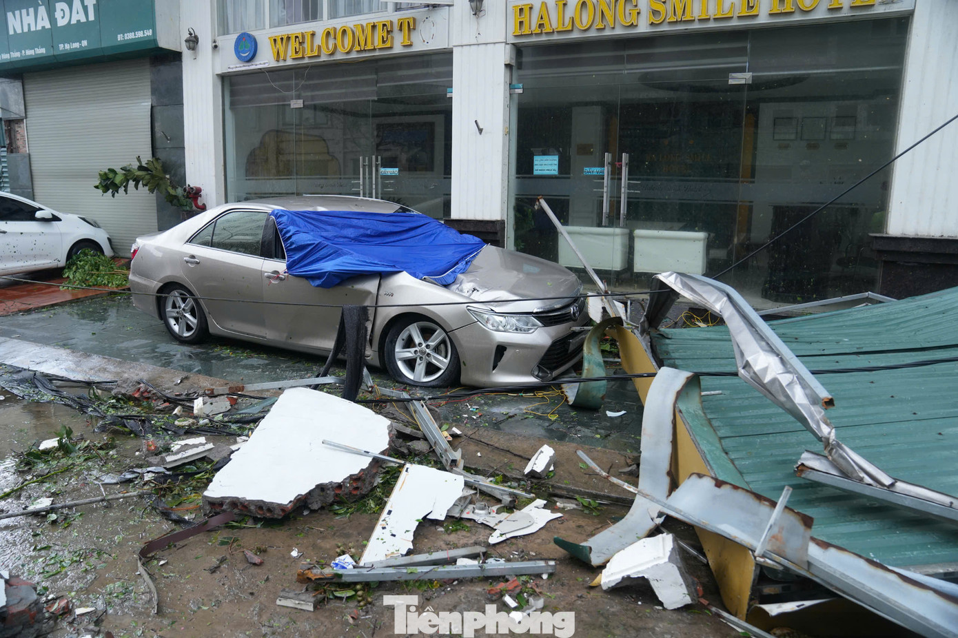 Hàng loạt phương tiện, biển quảng cáo, trạm BTS bị gió bão quật đổ, thiệt hại rất lớn về tài sản.