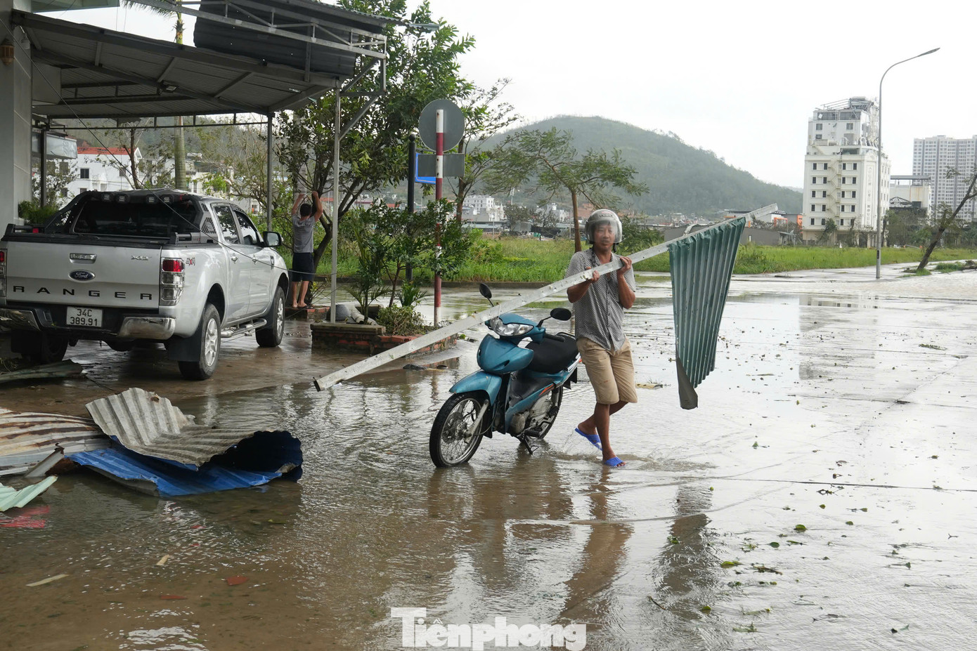 Sau khi bão đi qua, sáng sớm 8/9 người dân từng bước khắc phục thiệt hại.