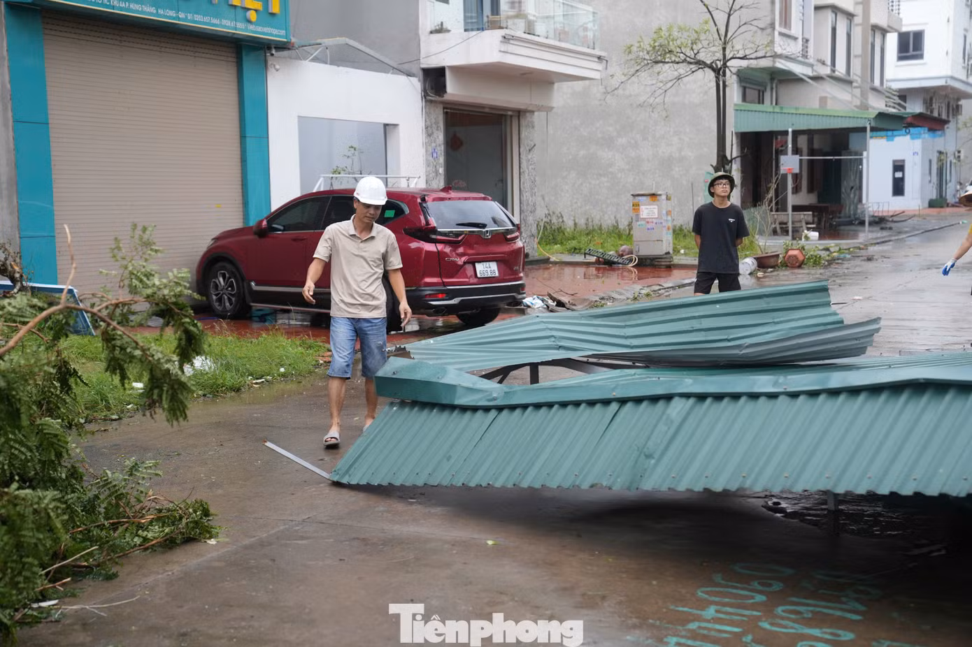 Người dân địa phương cho biết, sức gió trong bão quá lớn khiến nhiều mái tôn, cửa kính bị thổi bay và rơi xuống đường rất nguy hiểm.