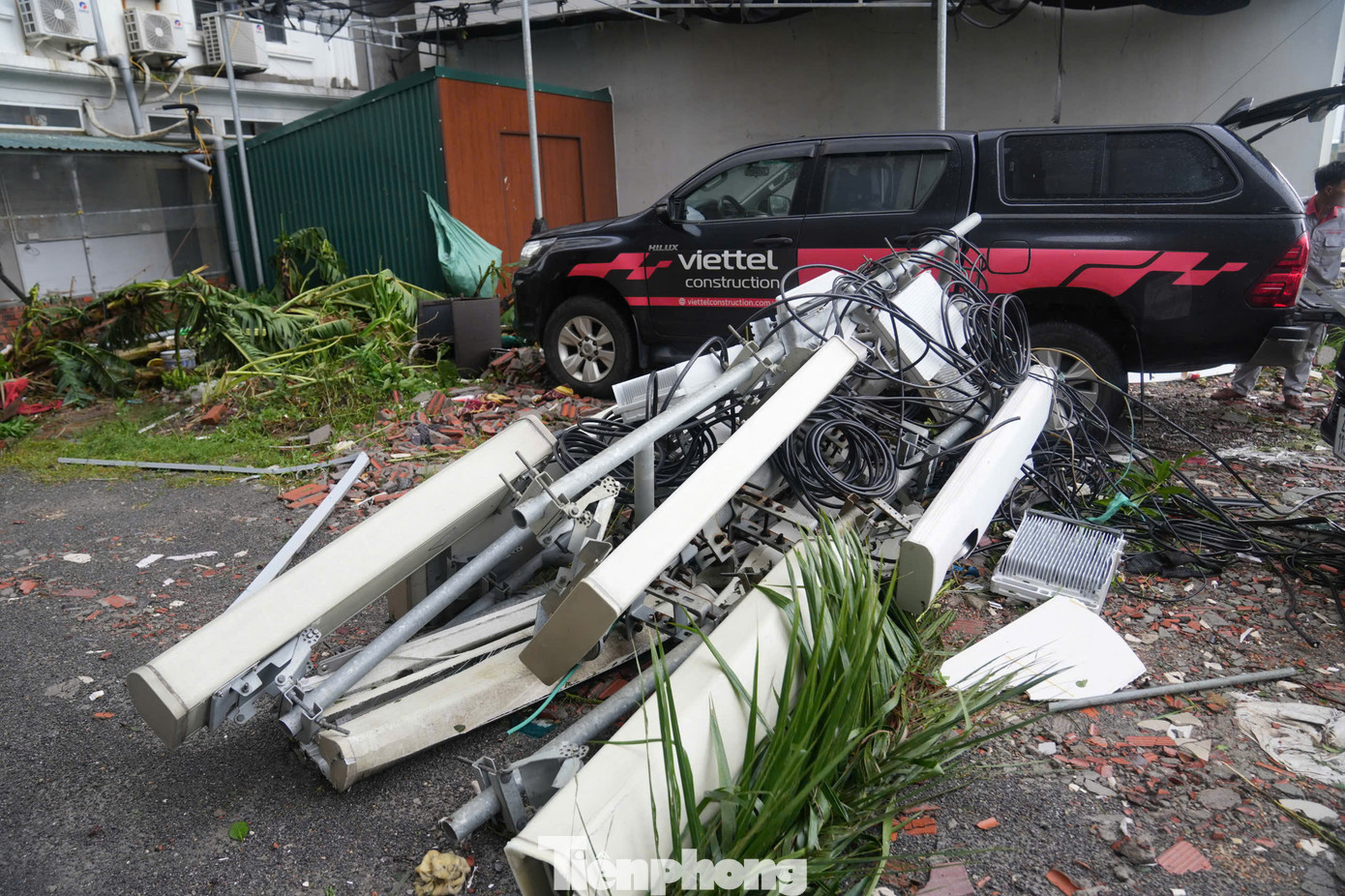 Hàng loạt phương tiện, biển quảng cáo, trạm BTS bị gió bão quật đổ, thiệt hại rất lớn về tài sản.