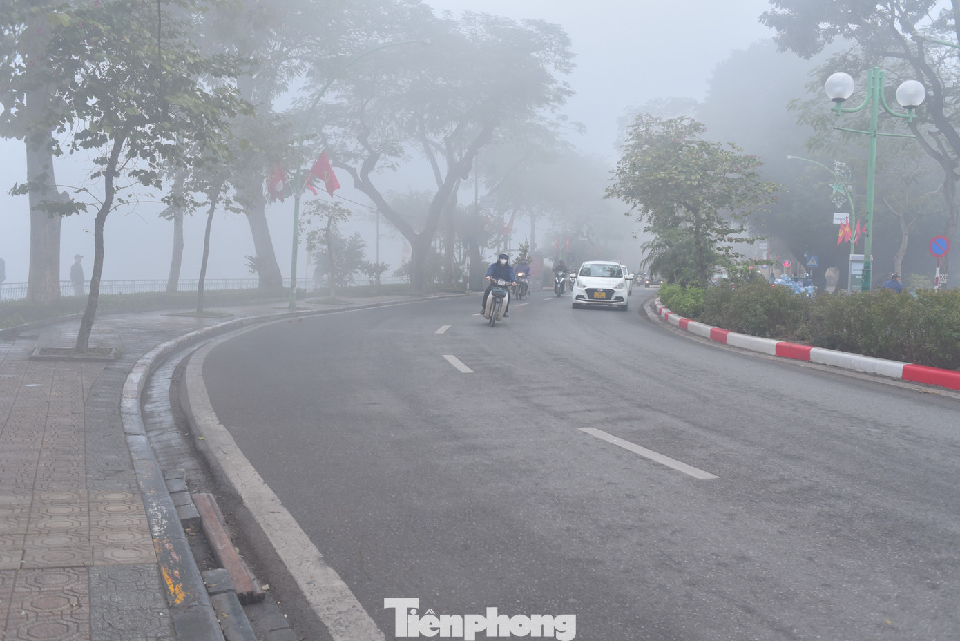 Theo các chuyên gia khí tượng, hiện tượng sương mù kèm thời tiết nồm ẩm diễn ra trong một vài ngày tới.