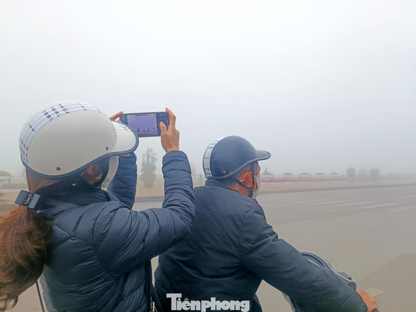 Quang cảnh đường phố Hà Nội sáng nay huyền ảo như ở Sapa.