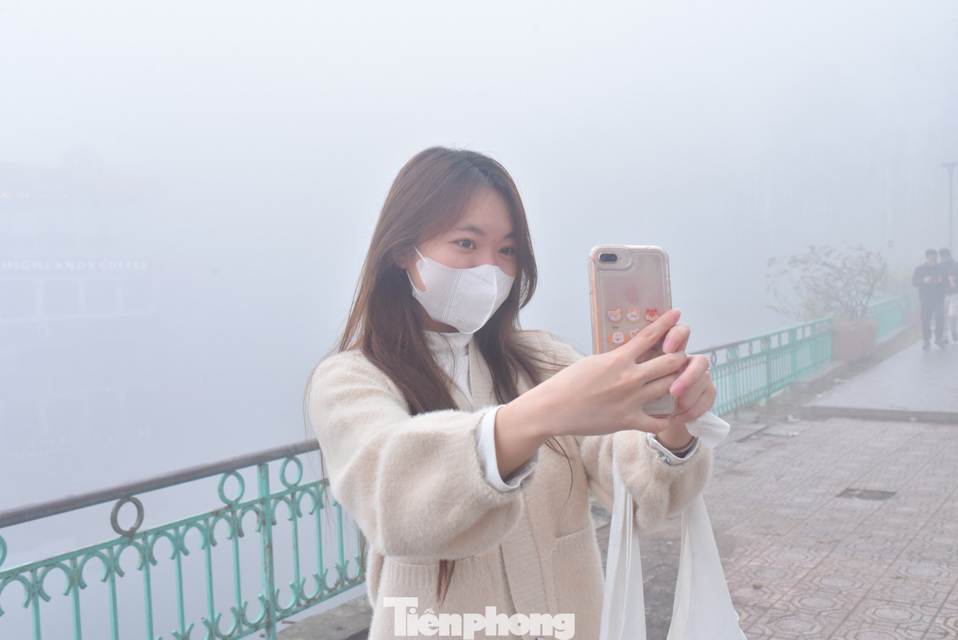 Chị Lê Huyền Thanh (Tây Hồ, Hà Nội) thích thú chụp ảnh trước khung cảnh mờ ảo của Hồ Tây. "Sống ở đây hơn 20 năm mình mới thấy thời tiết lạ thế này", Chị Thanh chia sẻ.