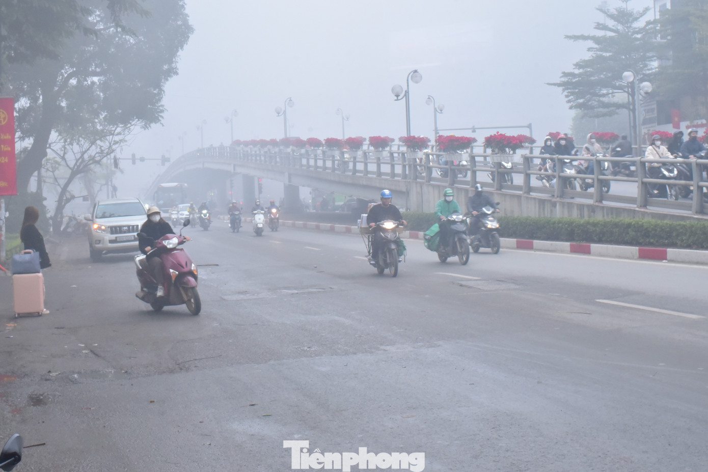 Sáng 2/2, Thủ đô Hà Nội sương mù dày đặc, bao phủ khắp các con phố, hạn chế tầm nhìn của người dân khi đi ngoài đường.