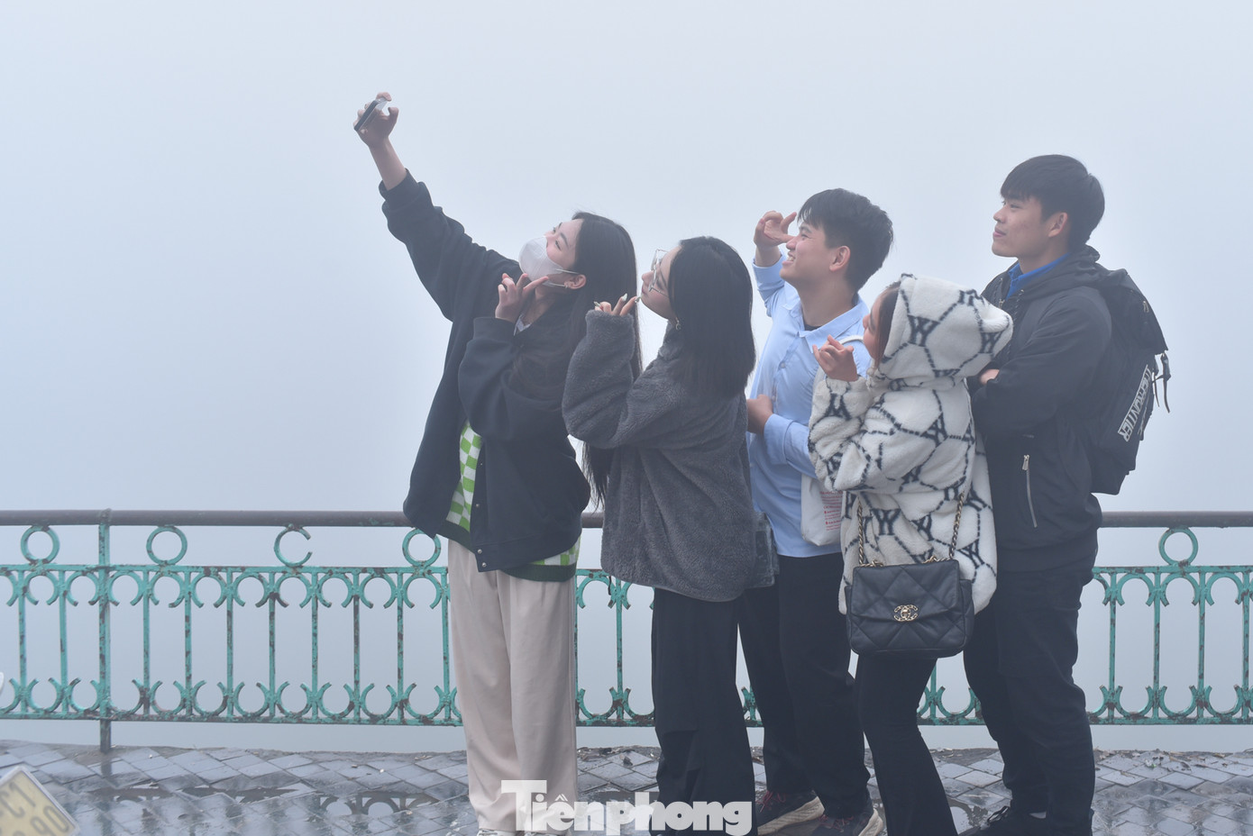 Nhân ngày Hà Nội mù mịt sương, các bạn trẻ Hà Nội kéo nhau lên hồ Tây ngắm nhìn không khí, chụp hình lưu lại khoảnh khắc đặc biệt.