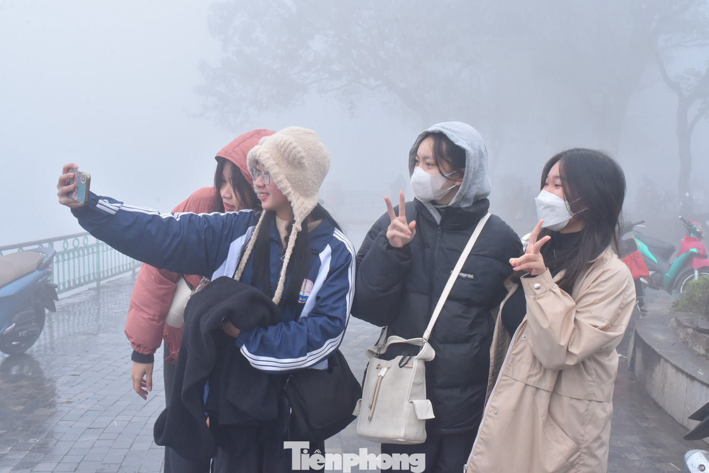 Nhóm bạn trẻ Học viện Báo chí cùng nhau lên hồ Tây chụp ảnh check in.