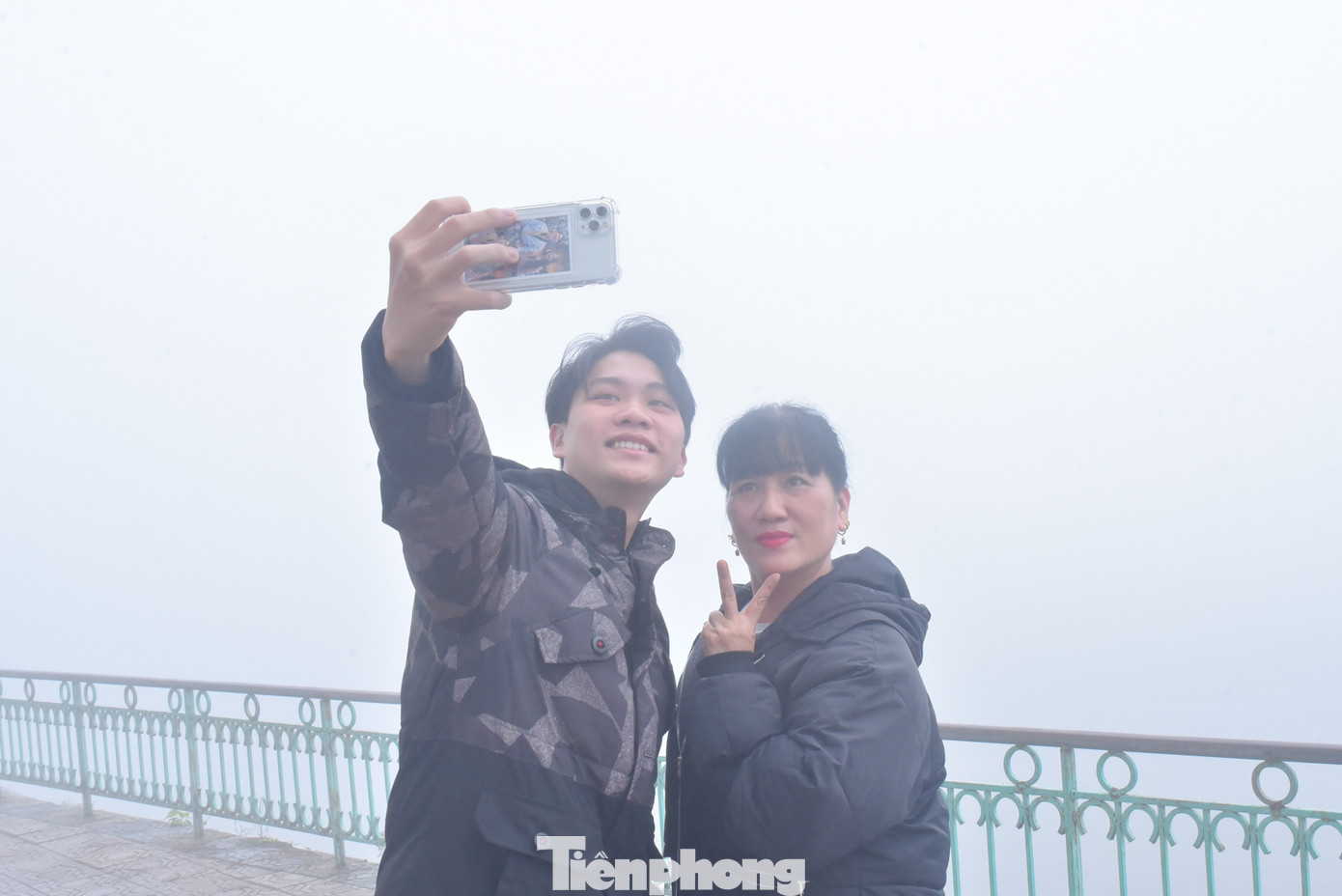 Chị Tuyền cùng con trai đi thả cá trong tiết trời mờ ảo. "Thời tiết thế này gây hạn chế tầm nhìn nên tôi và con trai đi thả cá sớm để còn về hóa vàng ông Công, ông Táo".