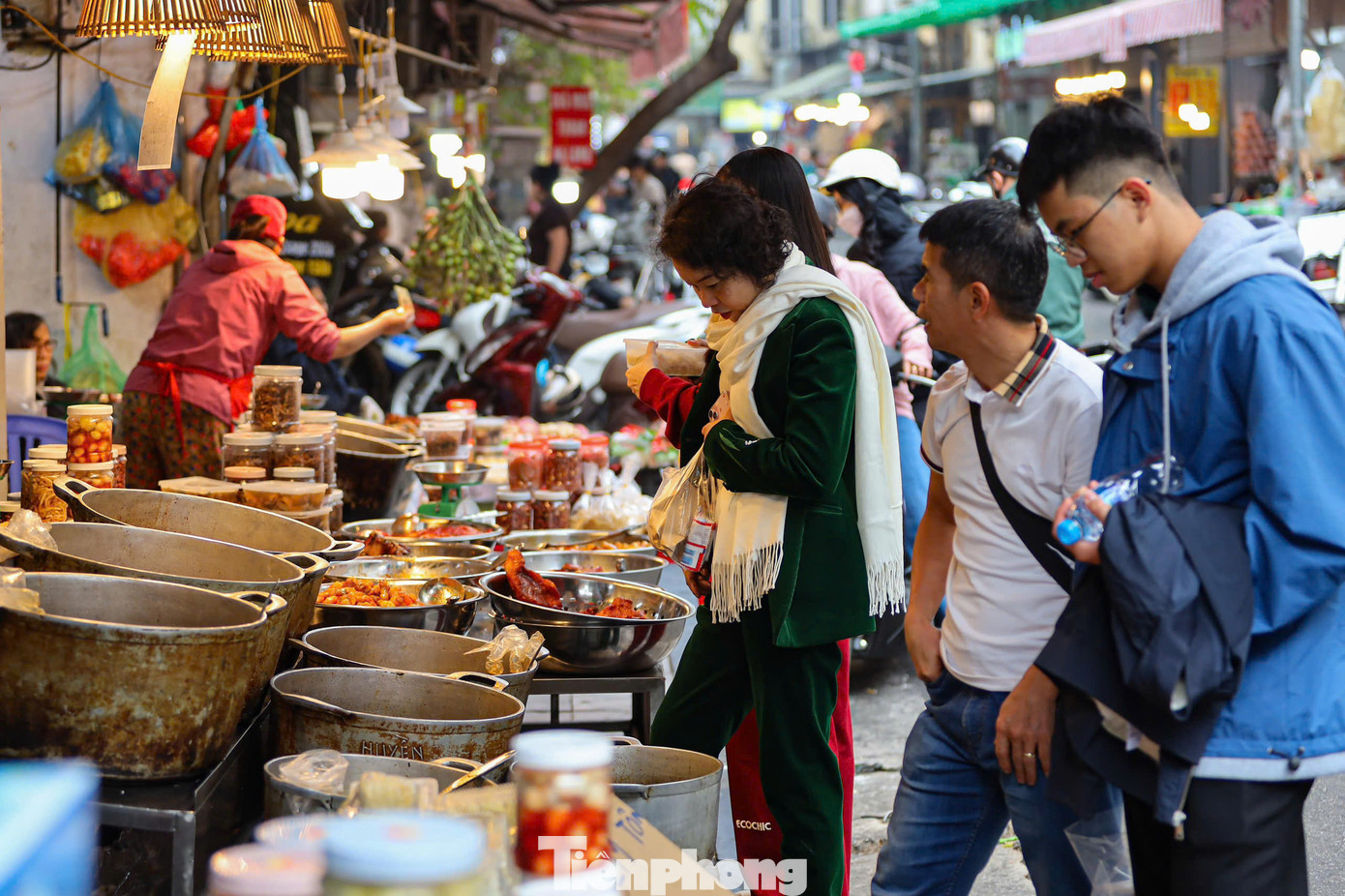 Thực phẩm nấu sẵn cũng có thể giúp mâm cơm cuối năm thêm phần đa dạng, vì thế được nhiều người tìm mua. Giá các món này khá hợp túi tiền người tiêu dùng, từ vài chục nghìn đồng/món.