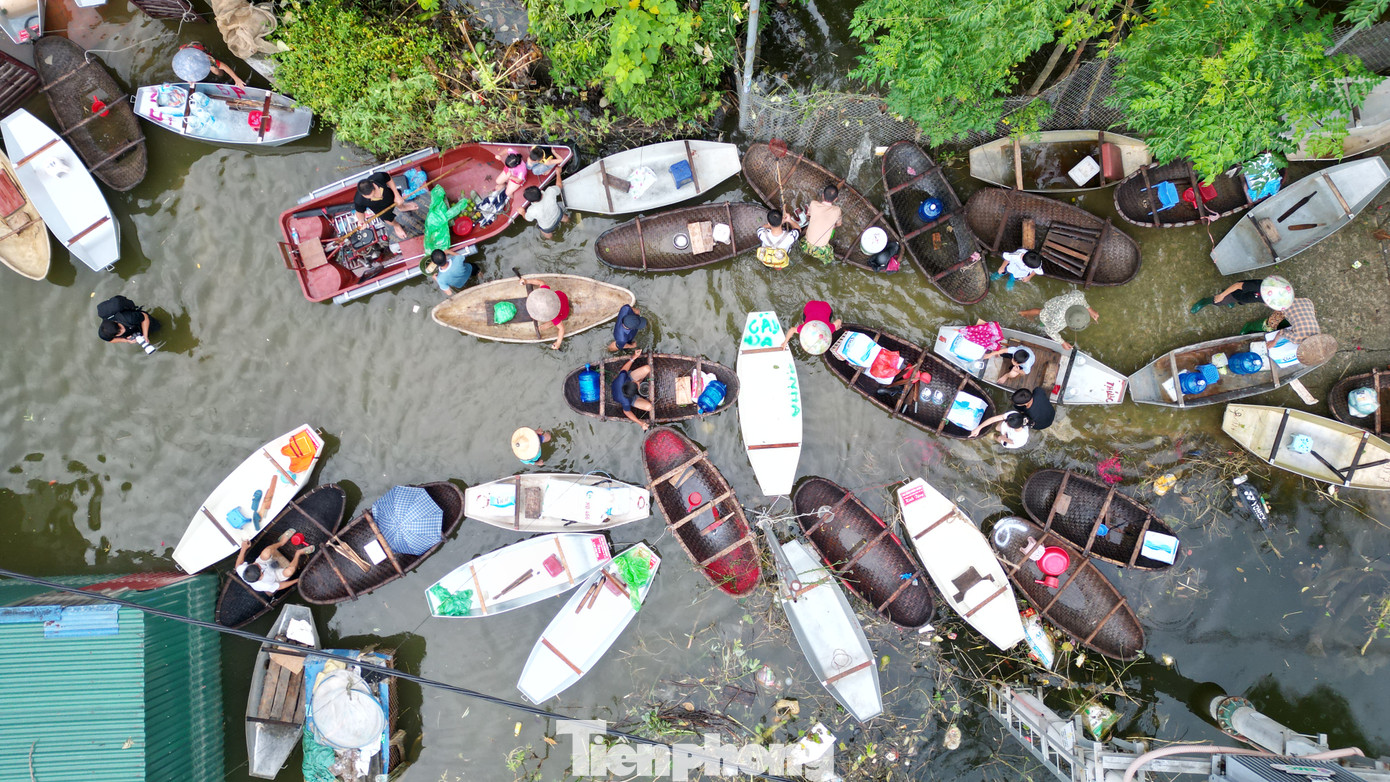 Nhìn trên cao, đường thôn Nhân Lý như một bến thuyền.