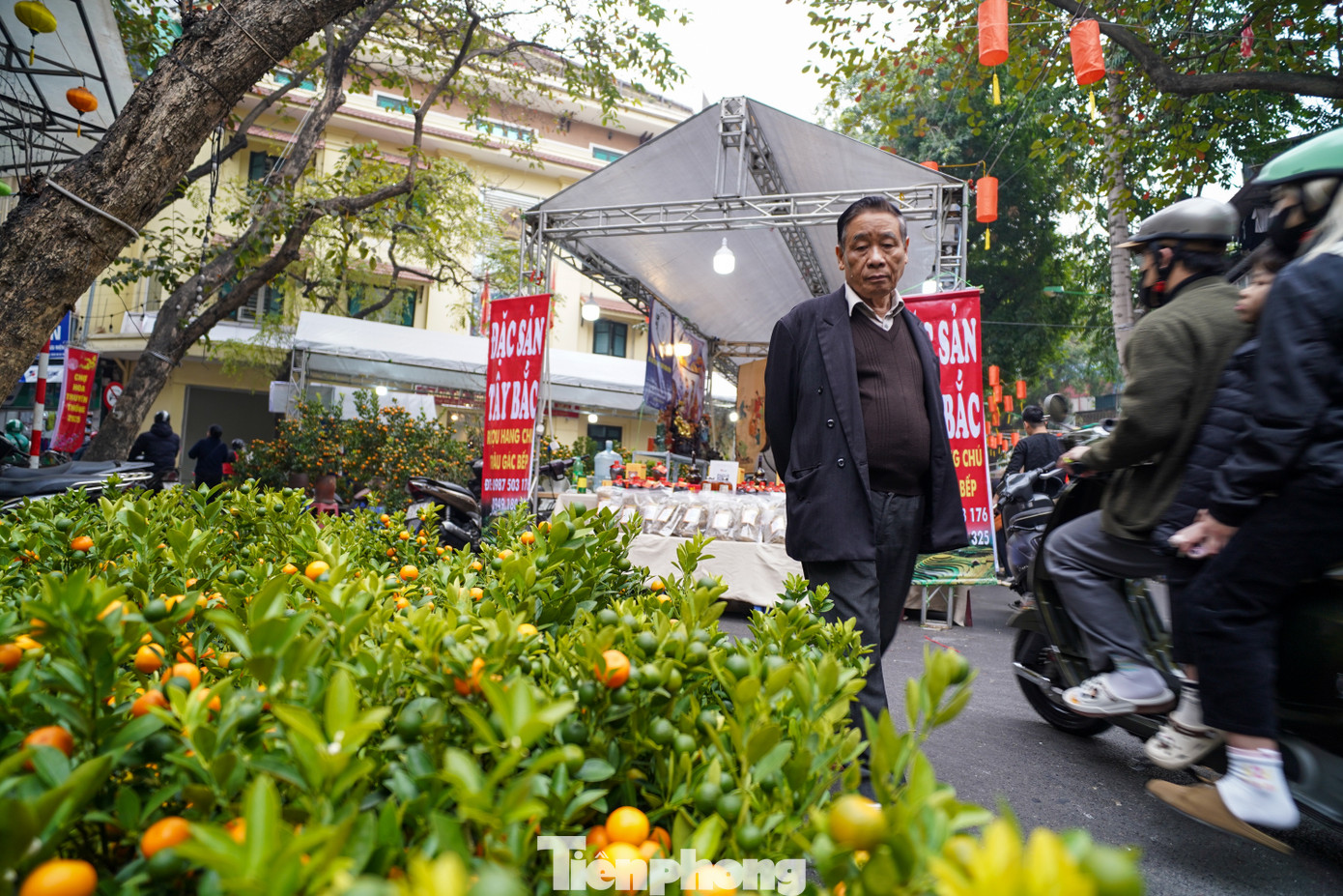 Thông thường, không khí chợ Tết tại các tuyến đường phố cổ Hà Nội bắt đầu tấp nập từ bây giờ cho đến 30 Tết.