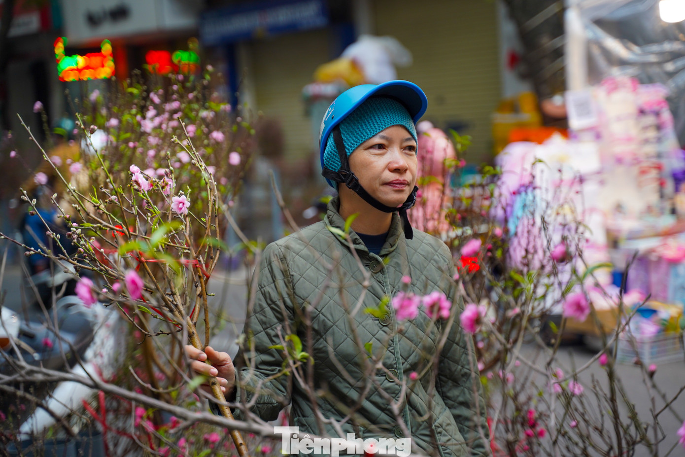 Đào cành Nhật Tân bán tại chợ Hàng Lược ngày 18 tháng Chạp có giá từ 200 - 300 nghìn đồng/cành.