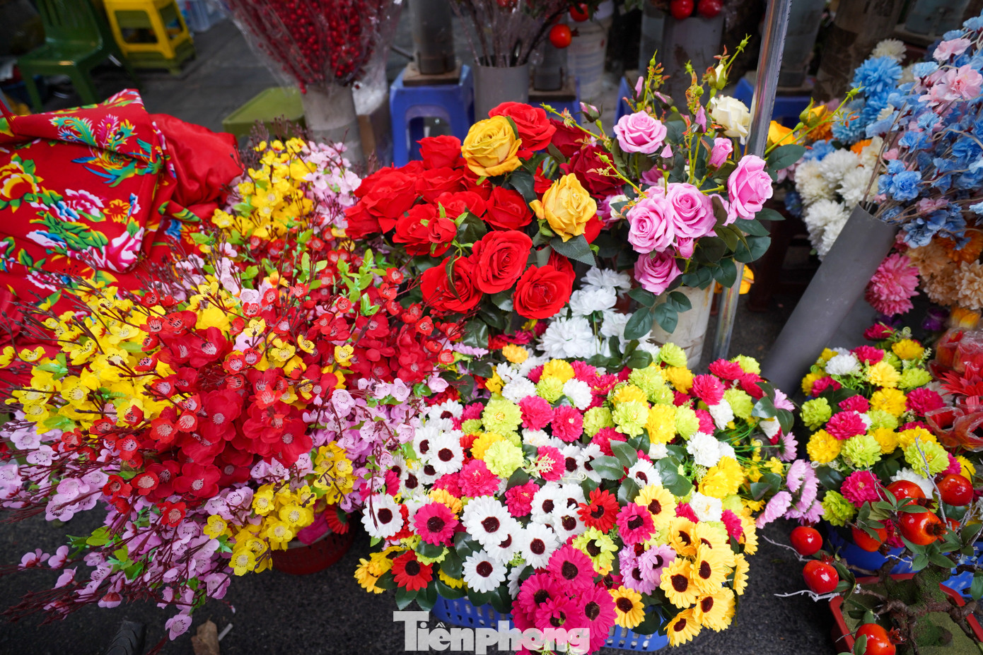 Đồ trang trí Tết mỗi năm lại thay đổi, mẫu mã đa dạng, màu sắc bắt mắt.