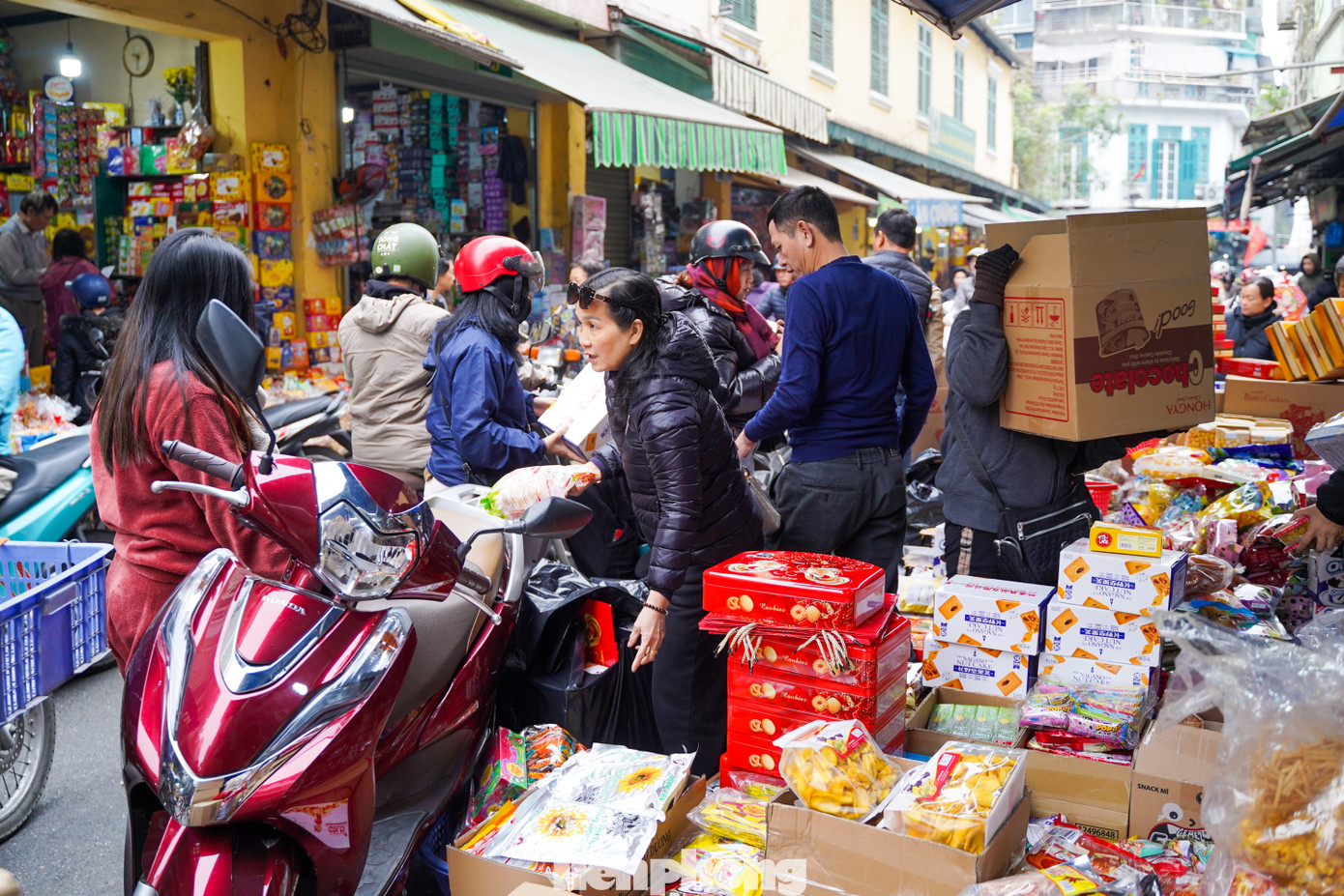 "Đây là thời điểm các khách buôn đến mua sắm mang về bán Tết và người dân đổ xô đi sắm Tết nên rất đông người", cô Thu - tiểu thương tại phố Hàng Giầy cho biết.