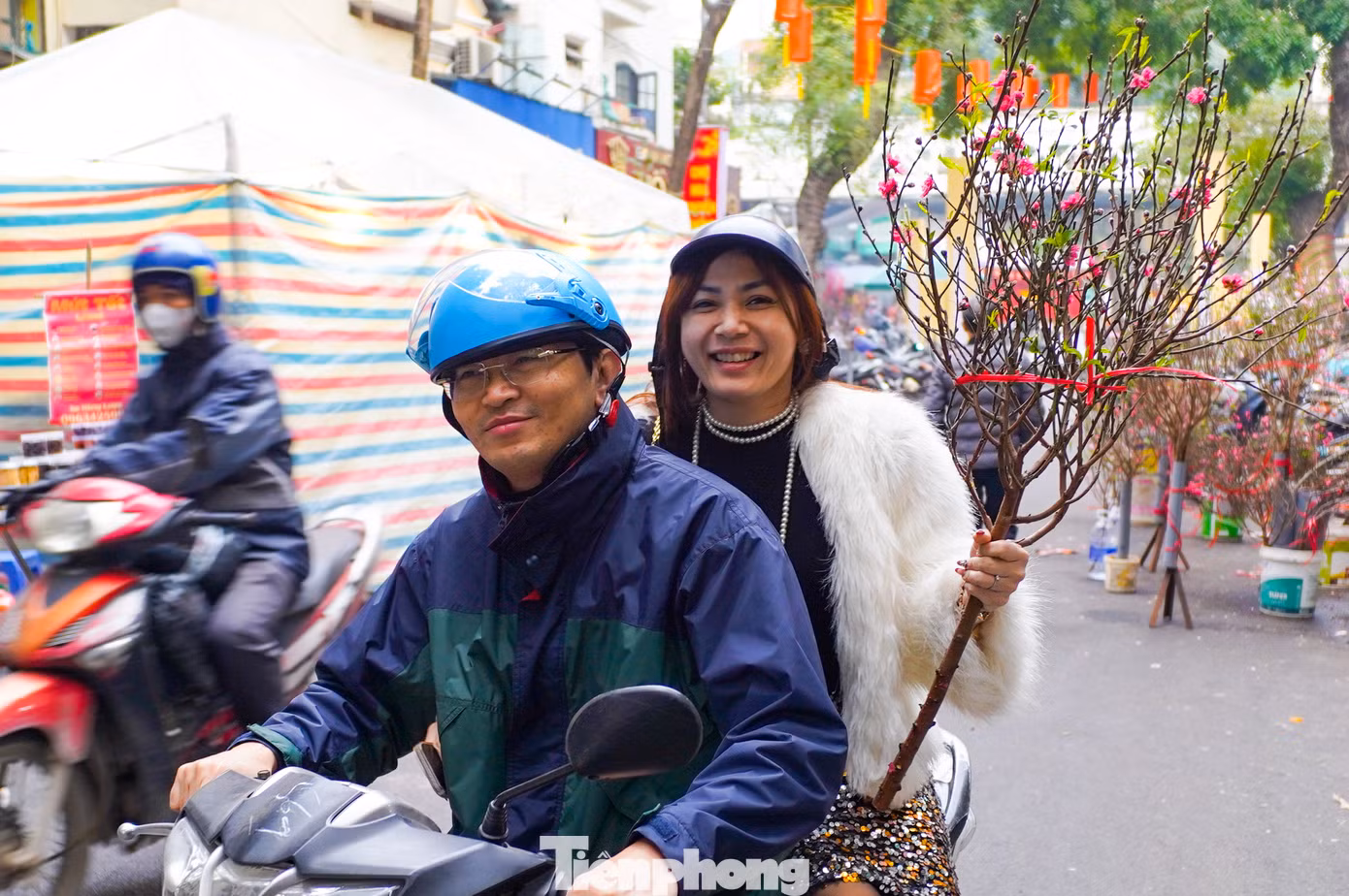 Vợ chồng anh Hưng (quận Long Biên) phấn khởi vì mua được cành đào đẹp. Anh Hưng cho biết: "Hôm nay tranh thủ cuối tuần, tôi và vợ được nghỉ làm nên xuống phố sắm ít đồ Tết cho nhà. Không khí năm mới đã rất nhộn nhịp trên các khu chợ". Vợ chồng anh Hưng (quận Long Biên) phấn khởi vì mua được cành đào đẹp. Anh Hưng cho biết: "Hôm nay tranh thủ cuối tuần, tôi và vợ được nghỉ làm nên xuống phố sắm ít đồ Tết cho nhà. Không khí năm mới đã rất nhộn nhịp trên các khu chợ".