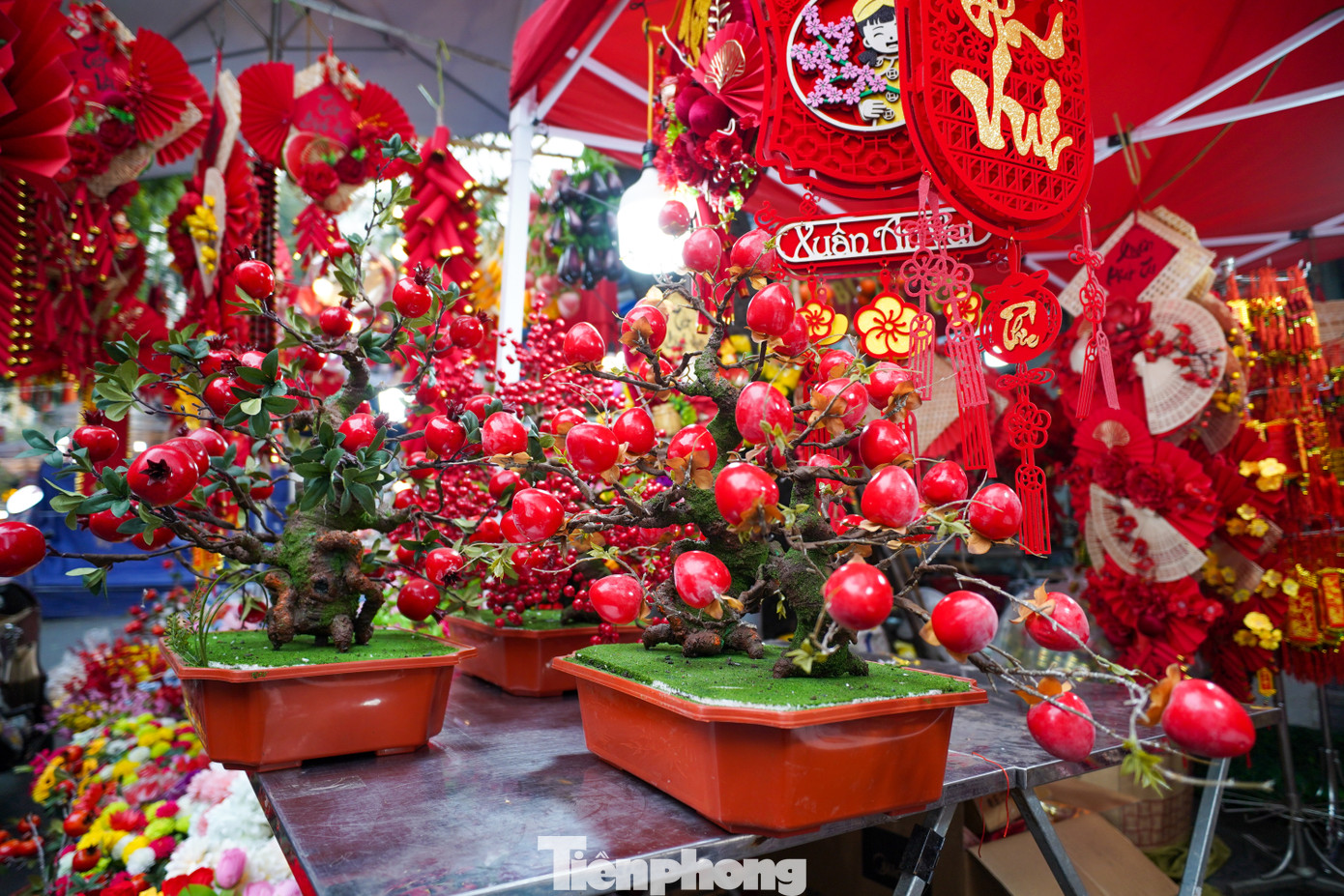Đồ trang trí Tết mỗi năm lại thay đổi, mẫu mã đa dạng, màu sắc bắt mắt.