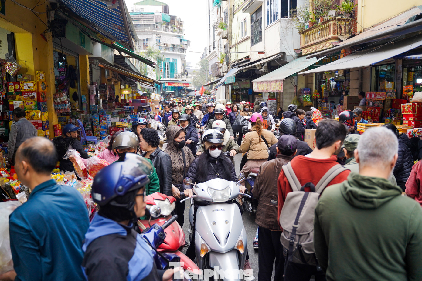 Lúc 9h sáng, tại phố Hàng Giầy - nơi kinh doanh buôn bán bánh mứt kẹo nổi tiếng Thủ đô đông nghẹt người và xe cộ.