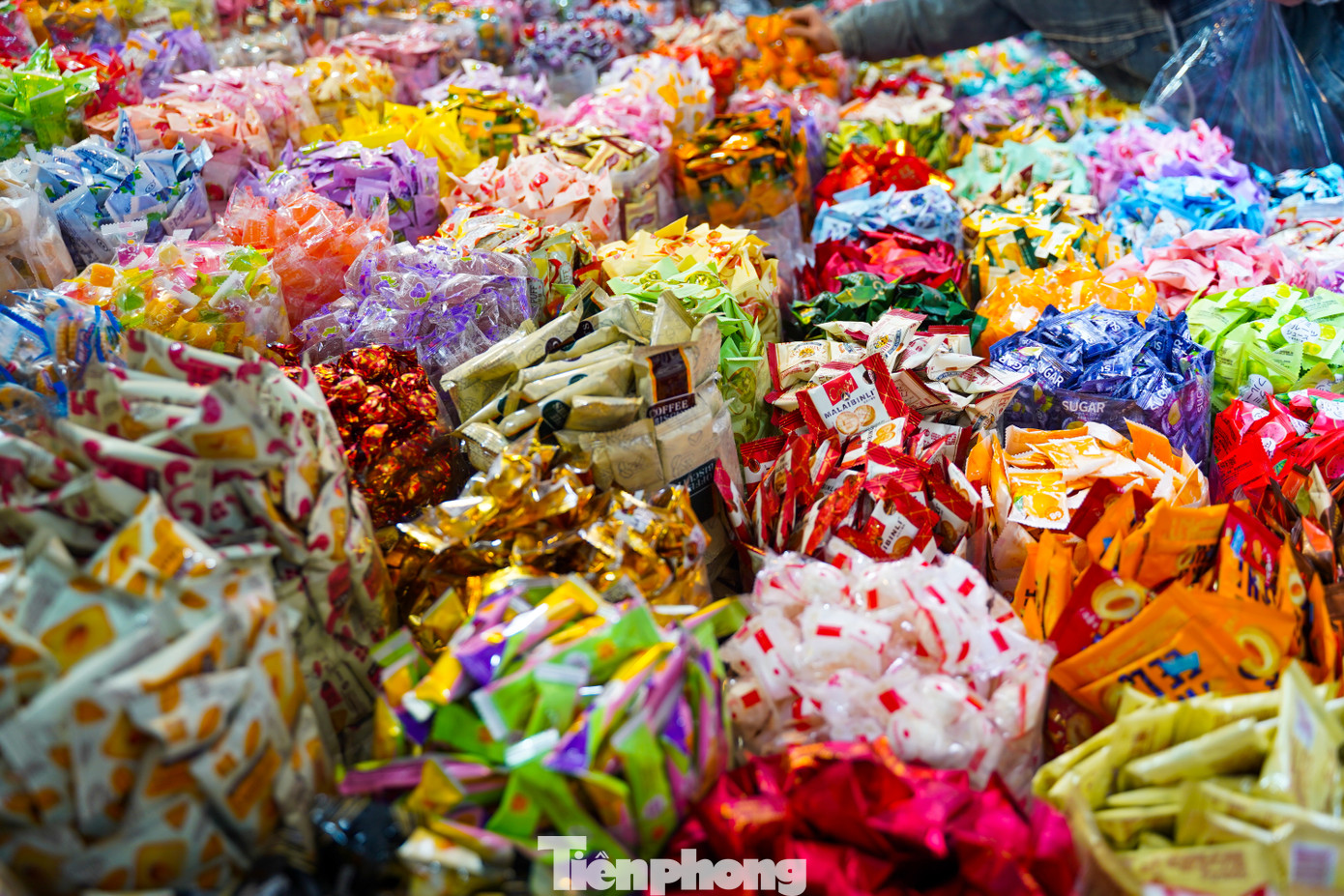 Khu phố ngập tràn các loại bánh kẹo, mứt Tết, từ hàng nội địa đến nhập khẩu.