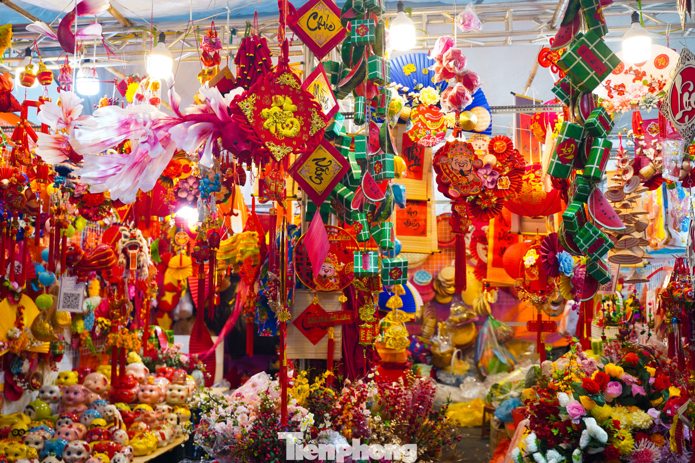 Đồ trang trí Tết mỗi năm lại thay đổi, mẫu mã đa dạng, màu sắc bắt mắt.