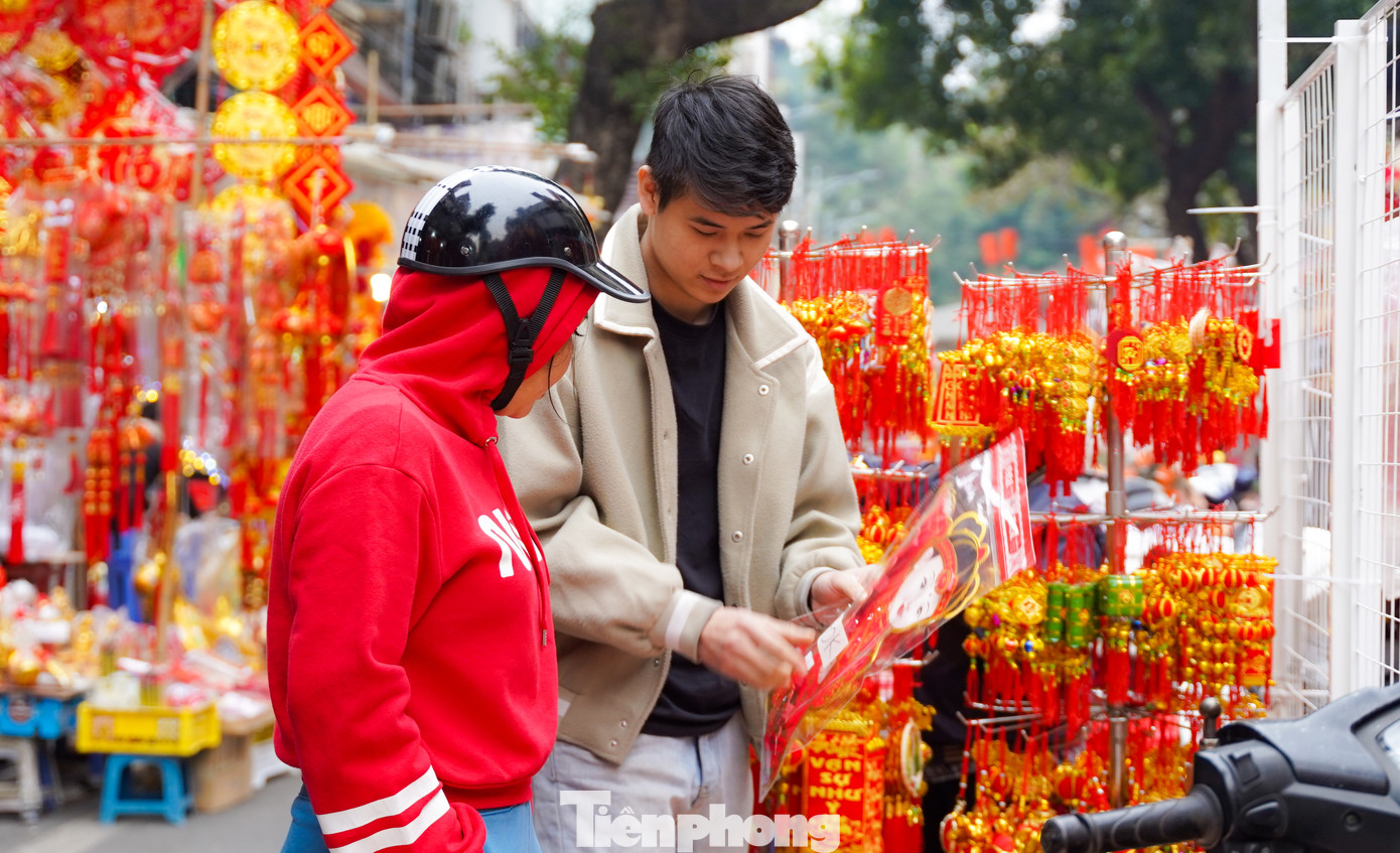 Người dân đến chợ không chỉ mua sắm đồ trang trí, nơi đây còn là điểm đến để cảm nhận không khí Tết cổ truyền.