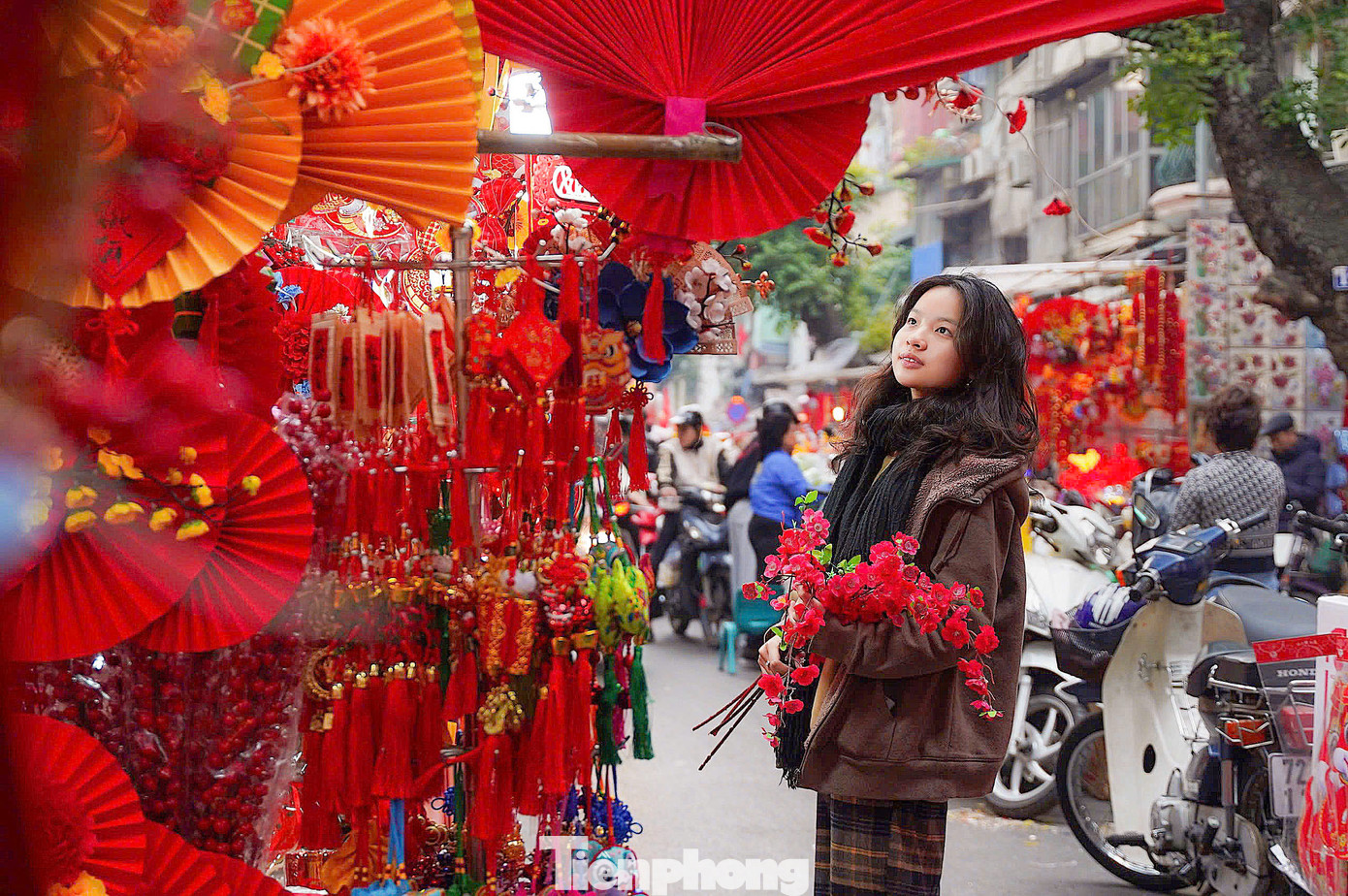 Bạn Thuỳ Chi cho biết: "Hôm nay mình được mẹ nhờ đi mua ít đồ trưng Tết cho nhà, mình đã mua được ít hoa trang trí với giá cũng rất rẻ. Mình đang muốn mua thêm ít bao lì xì nữa".