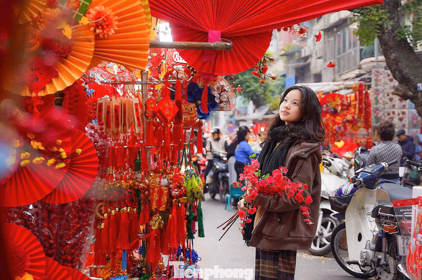 Bạn Thuỳ Chi cho biết: "Hôm nay mình được mẹ nhờ đi mua ít đồ trưng Tết cho nhà, mình đã mua được ít hoa trang trí với giá cũng rất rẻ. Mình đang muốn mua thêm ít bao lì xì nữa". Bạn Thuỳ Chi cho biết: "Hôm nay mình được mẹ nhờ đi mua ít đồ trưng Tết cho nhà, mình đã mua được ít hoa trang trí với giá cũng rất rẻ. Mình đang muốn mua thêm ít bao lì xì nữa".