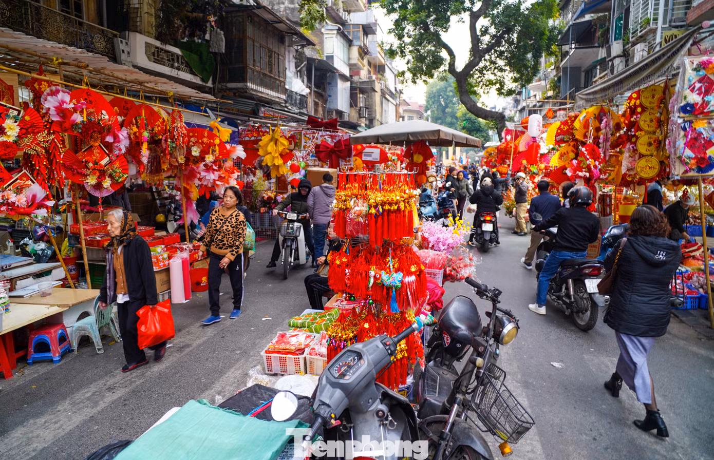 Phố Hàng Mã (Hà Nội) rực rỡ sắc vàng, đỏ của đồ trang trí Tết, báo hiệu một mùa xuân đang đến gần. Phố Hàng Mã (Hà Nội) rực rỡ sắc vàng, đỏ của đồ trang trí Tết, báo hiệu một mùa xuân đang đến gần.