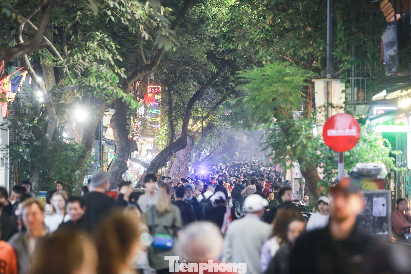 Phố đi bộ Hồ Gươm lúc 19h.