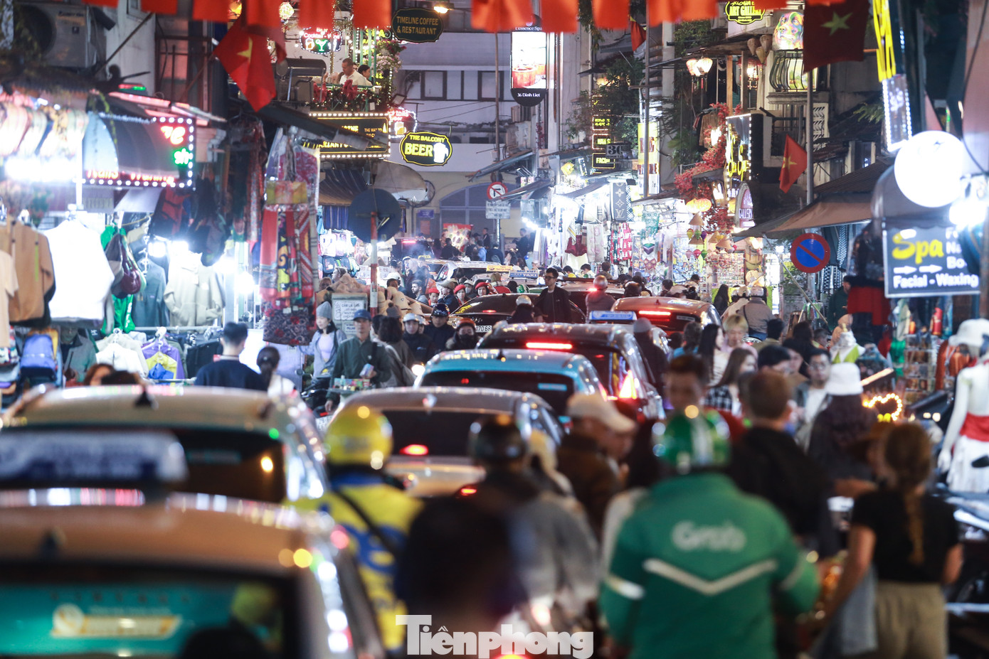 Xe máy, ô tô, dòng người đi bộ chen lấn khiến giao thông trở nên hỗn loạn.