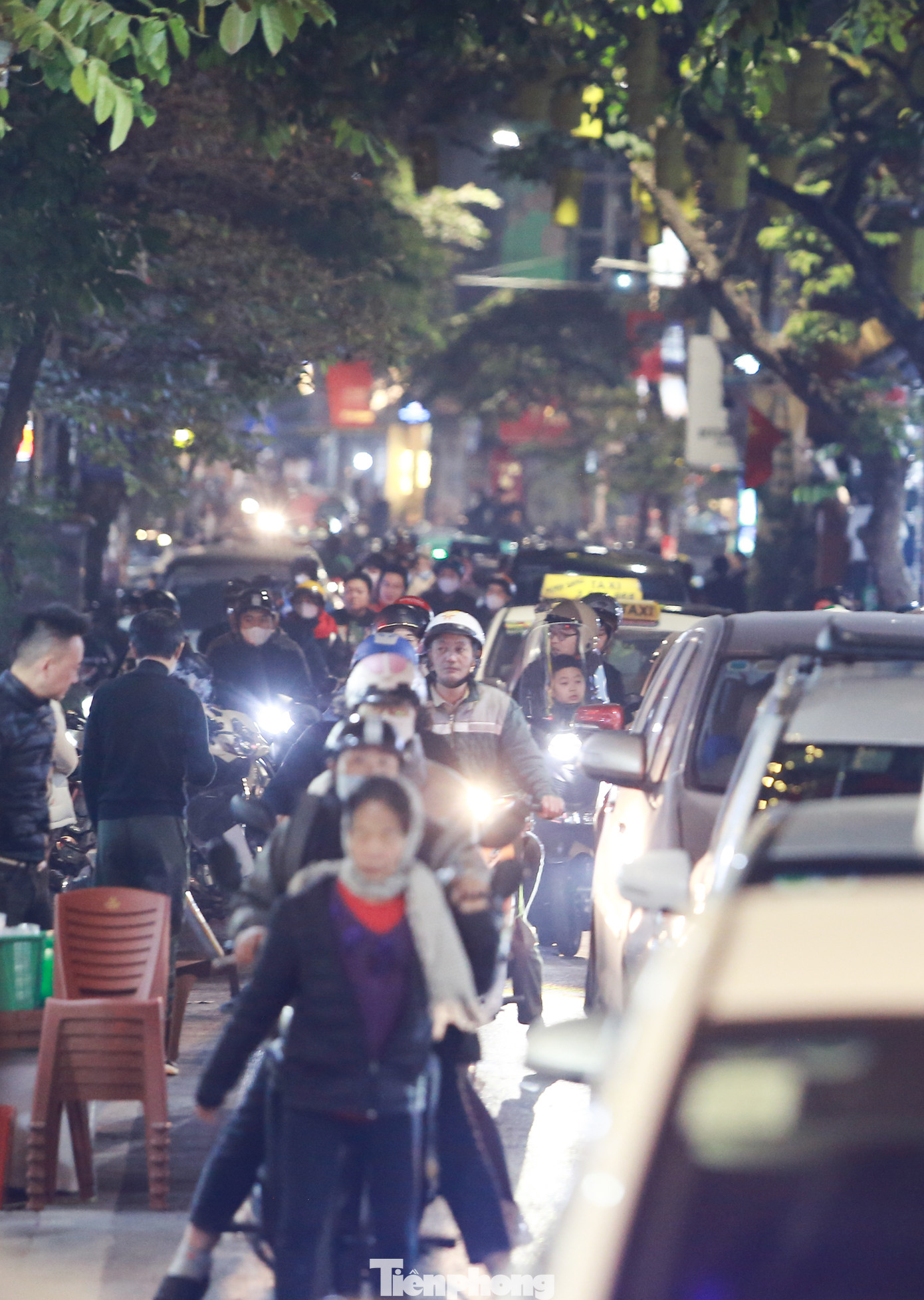 Dòng người chen chúc nhau để vượt qua các khu vực ùn tắc. "Tôi đi hơn 30 phút rồi vẫn chưa thoát được cảnh tắc đường", anh Lê Hiếu (quận Ba Đình) cho hay.