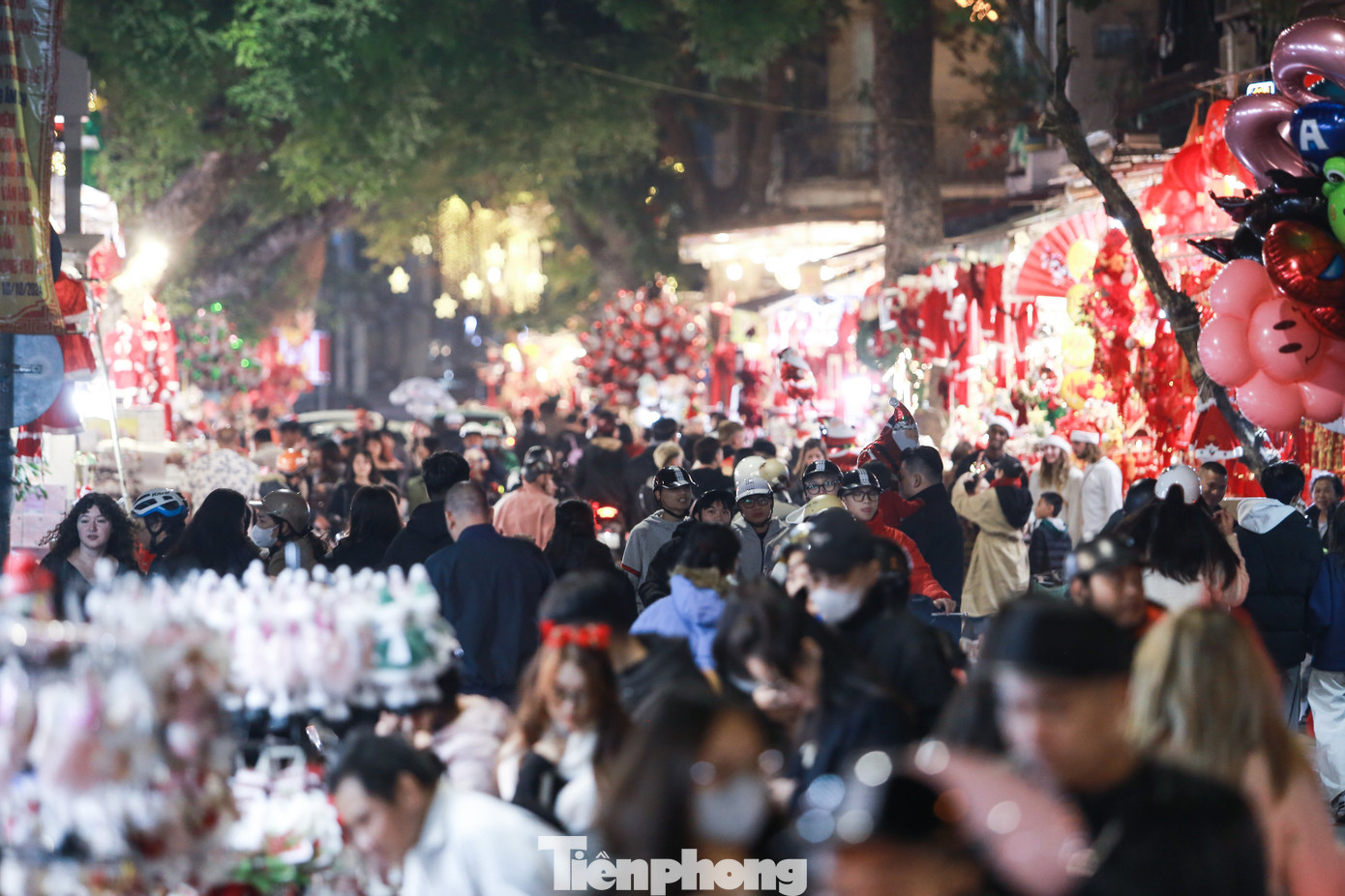 Tại khu vực phố Hàng Mã, từ khoảng 20h, rất đông người dân đổ về để chọn cho mình những món đồ Giáng sinh hoặc tìm những góc "sống ảo" ngày Noel.