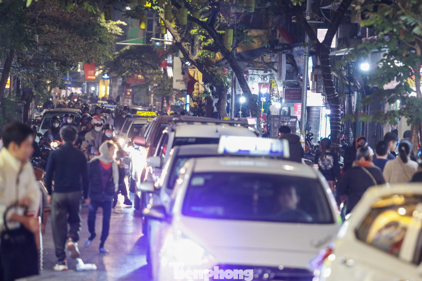 Ghi nhận từ 19h30, các khu vực quanh Hồ Gươm xuất hiện cảnh ùn tắc, xe máy và ô tô chen nhau để di chuyển.