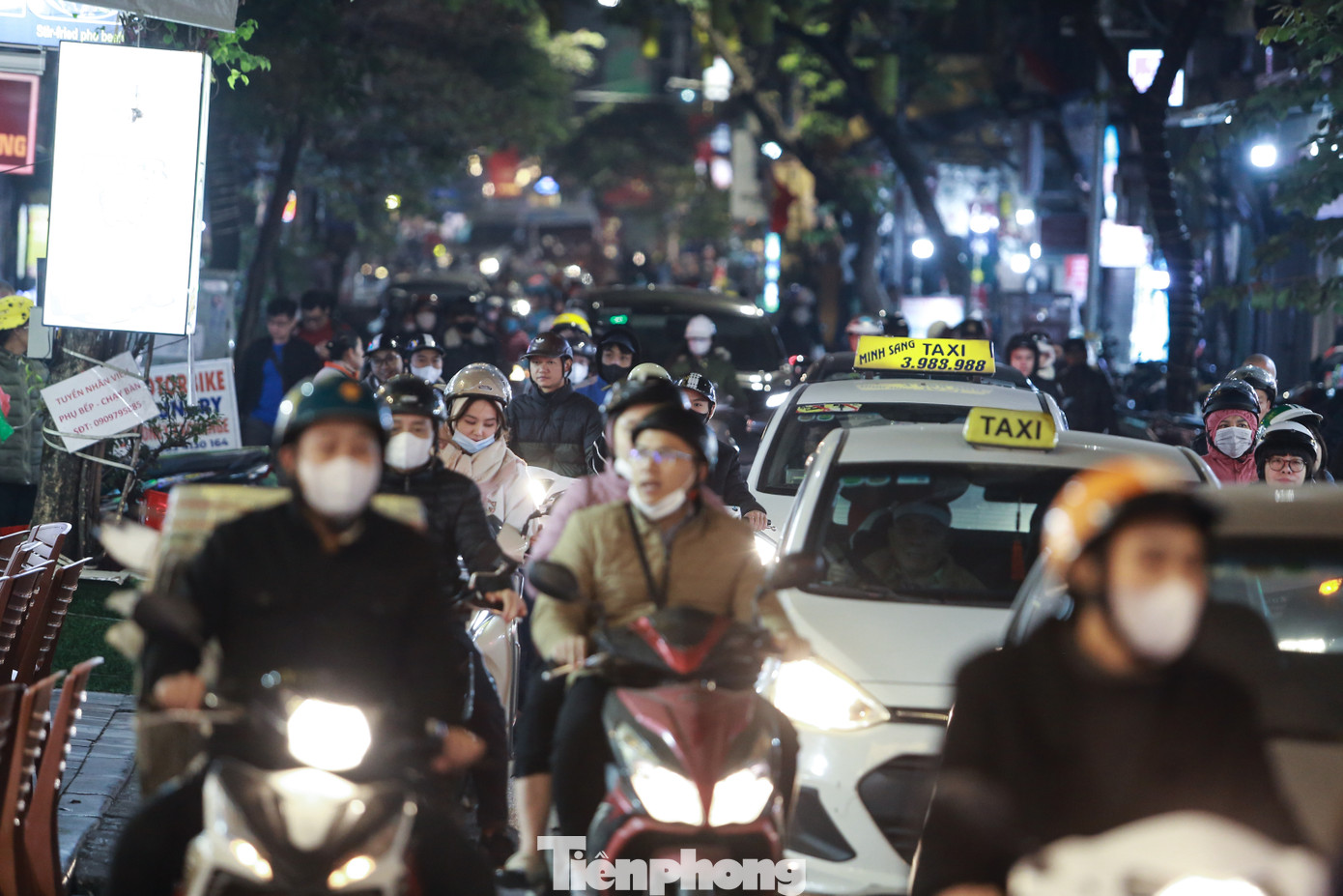 Đường ùn tắc, nhiều người chấp nhận gửi xe ở xa trung tâm để đi bộ tới Nhà Thờ Lớn.