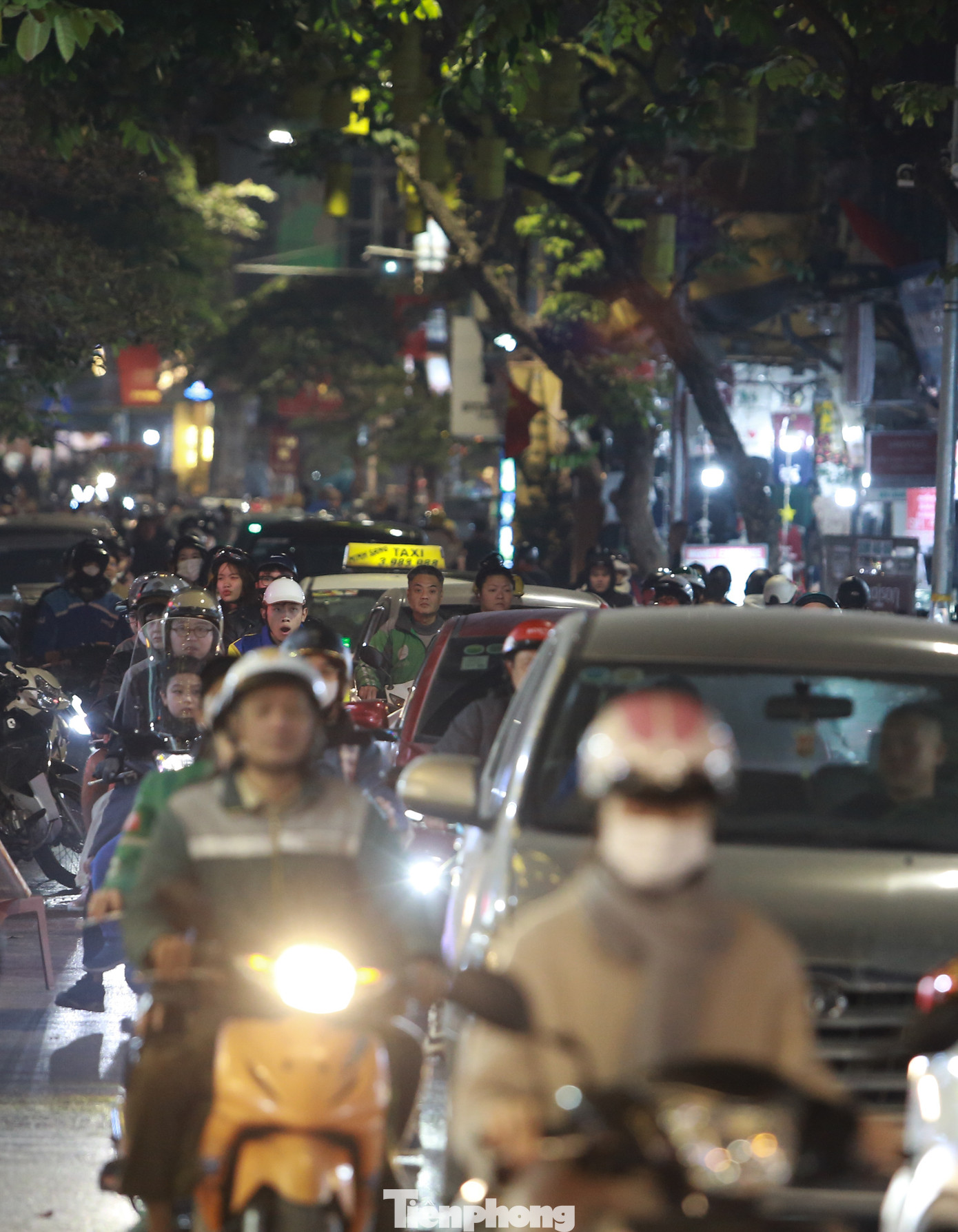 Dòng người chen chúc nhau để vượt qua các khu vực ùn tắc. "Tôi đi hơn 30 phút rồi vẫn chưa thoát được cảnh tắc đường", anh Lê Hiếu (quận Ba Đình) cho hay.