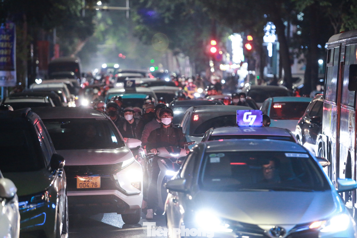 Phố Hàng Trống hướng về Nhà Thờ Lớn đông nghẹt xe cộ.