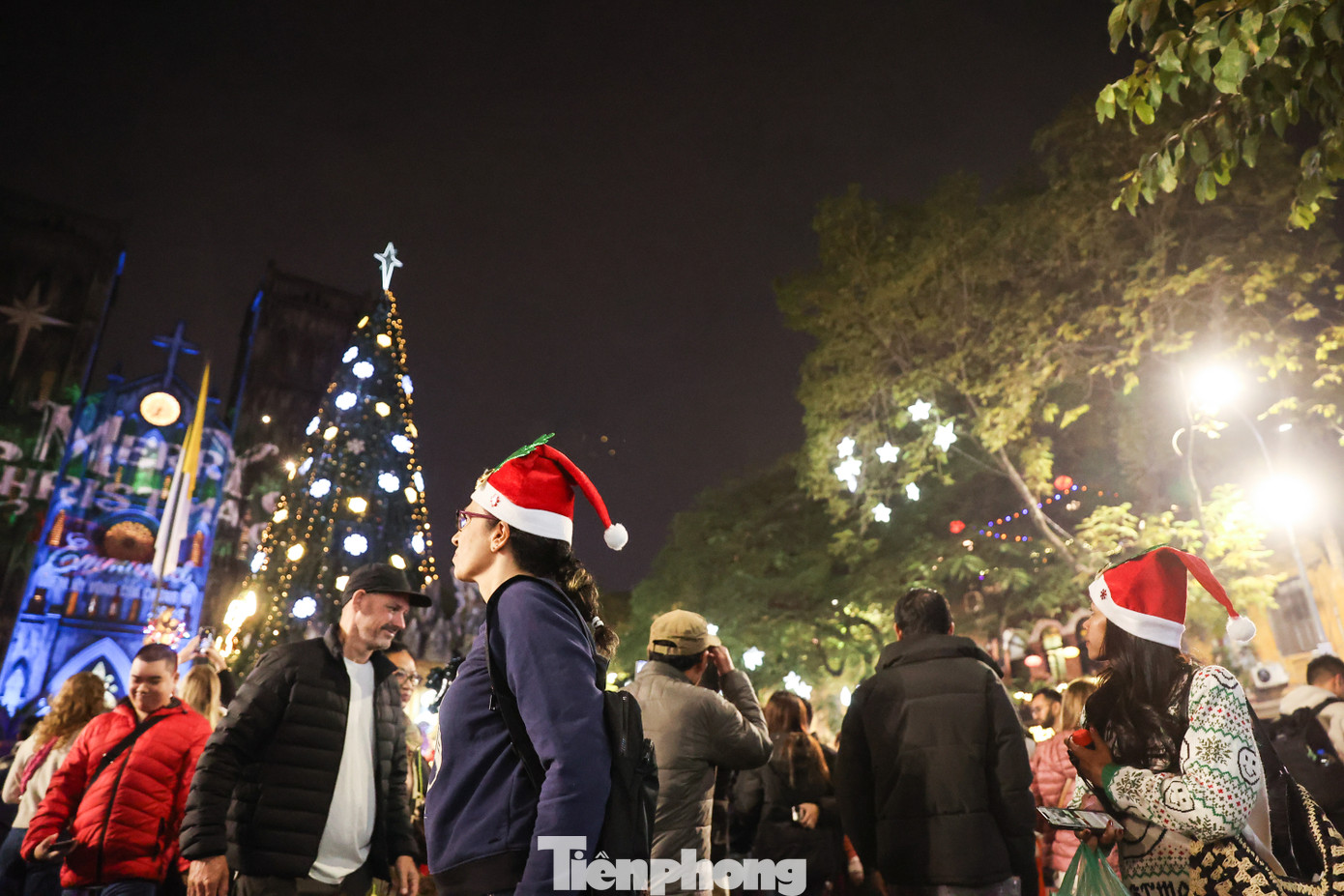 Tối 24/12, hàng chục nghìn người dân Hà Nội đổ về các tuyến đường quanh khu vực Nhà thờ lớn (phố Nhà Chung), phố đi bộ Hoàn Kiếm... để vui chơi, chờ đón thời khắc thiêng liêng của mùa Giáng sinh 2024.