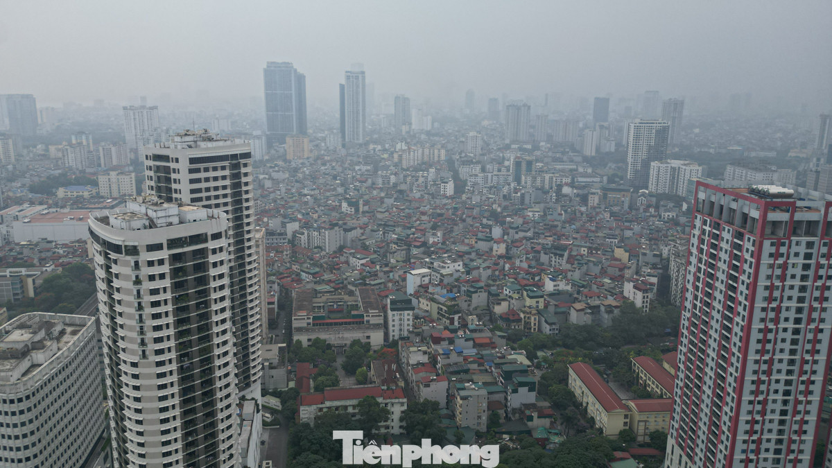 Sáng sớm 23/5, thủ đô Hà Nội bị lớp sương mù dày đặc bao phủ, tầm nhìn hạn chế.