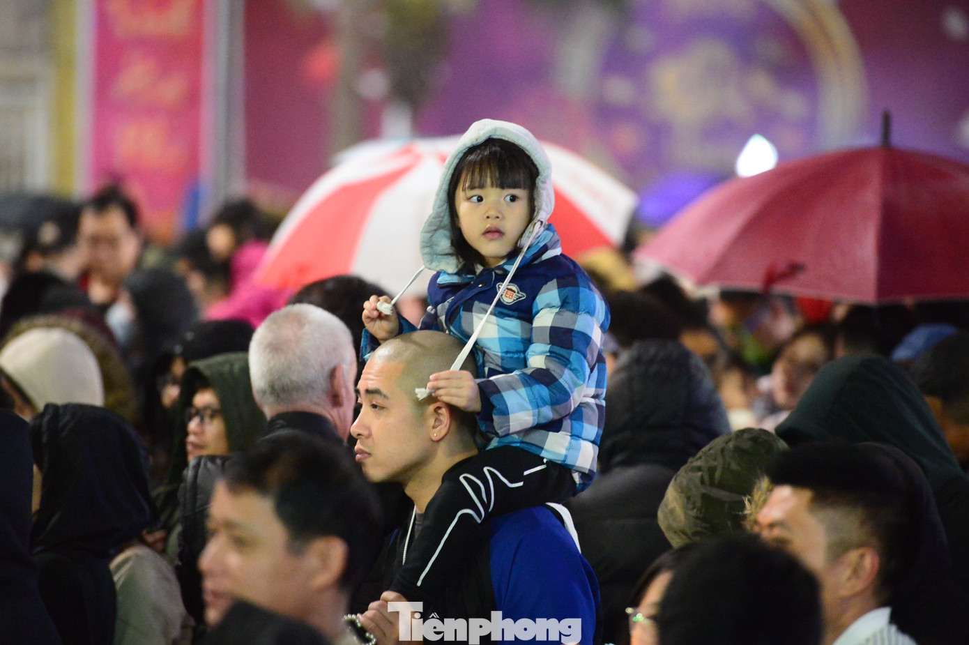 Nhiều phụ huynh dẫn theo con đi xem màn trình diễn đặc biệt. Nhiều phụ huynh dẫn theo con đi xem màn trình diễn đặc biệt.