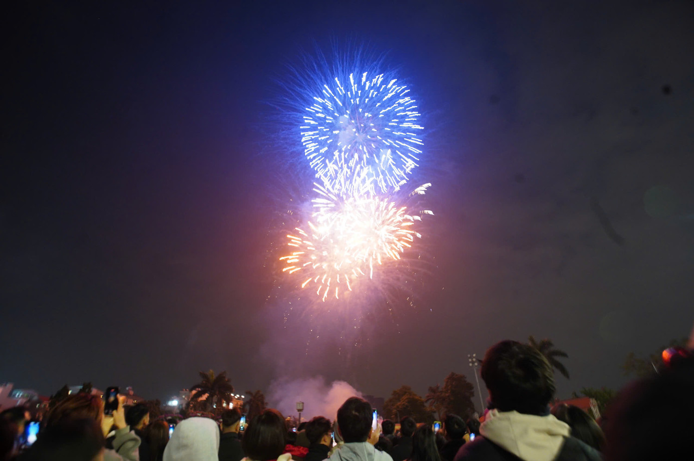 Pháo hoa rực sáng tại khu vực Hồ Tây.