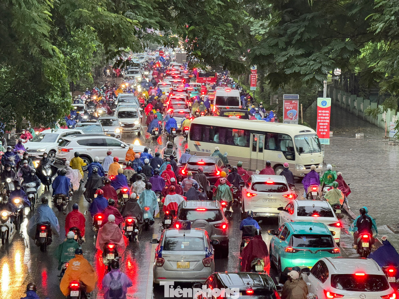 Phố Hoàng Minh Giám tắc cứng, ôtô và xe máy di chuyển lộn xộn.