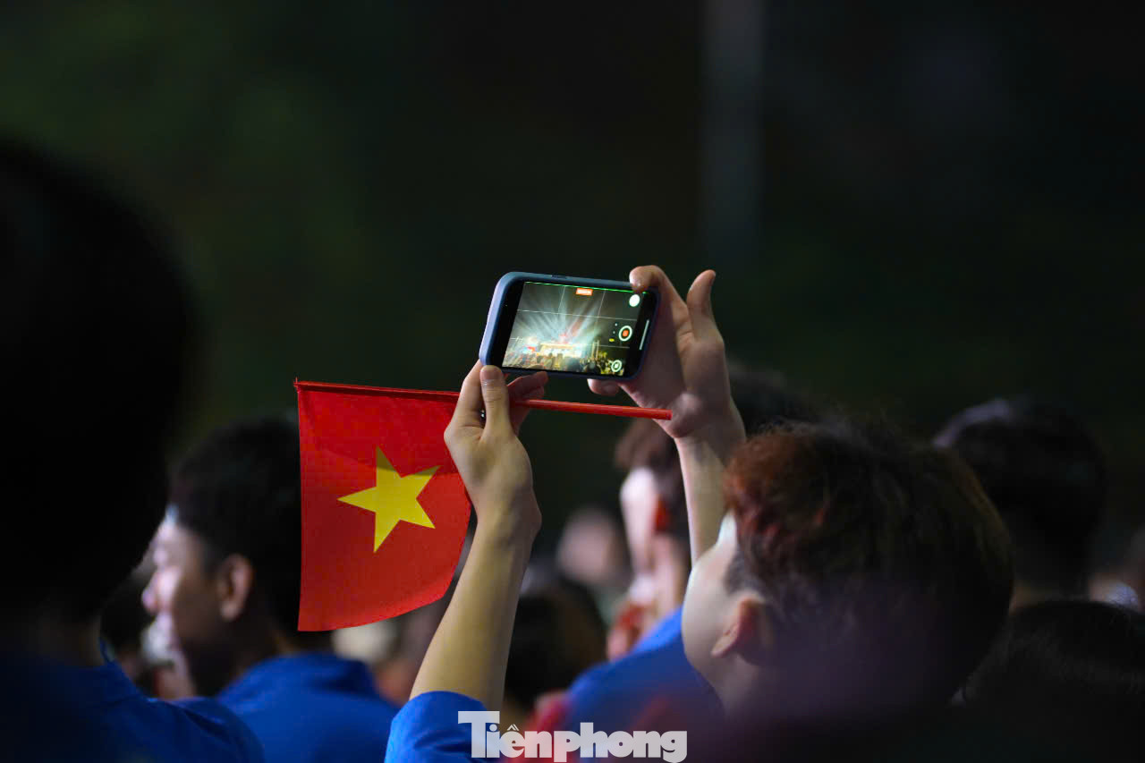 Hàng nghìn người dân đã có mặt tại khu vực này chờ xem bắn pháo hoa.