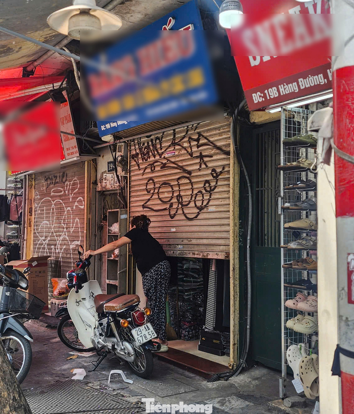 Một chủ cửa hàng trên phố Hàng Đường đang hé cửa bán hàng thì lập tức đóng lại khi phát hiện phóng viên quay chụp. Một chủ cửa hàng trên phố Hàng Đường đang hé cửa bán hàng thì lập tức đóng lại khi phát hiện phóng viên quay chụp.