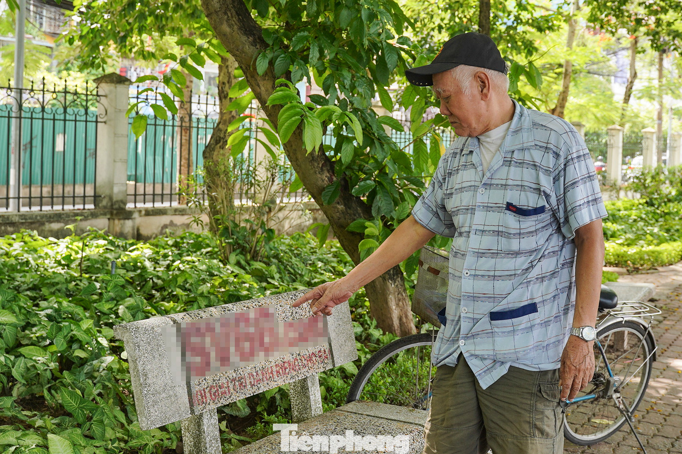 Hàng ngày đều tập thể dục ở Hồ Thành Công (quận Ba Đình), ông Nguyễn Văn Bình bức xúc nói: "Gần đây, cứ vài hôm tôi lại thấy một vài chiếc ghế đá bị sơn. Tôi mong ban quản lý công viên sớm giải quyết tình trạng này để trả lại công viên sạch đẹp cho mọi người",