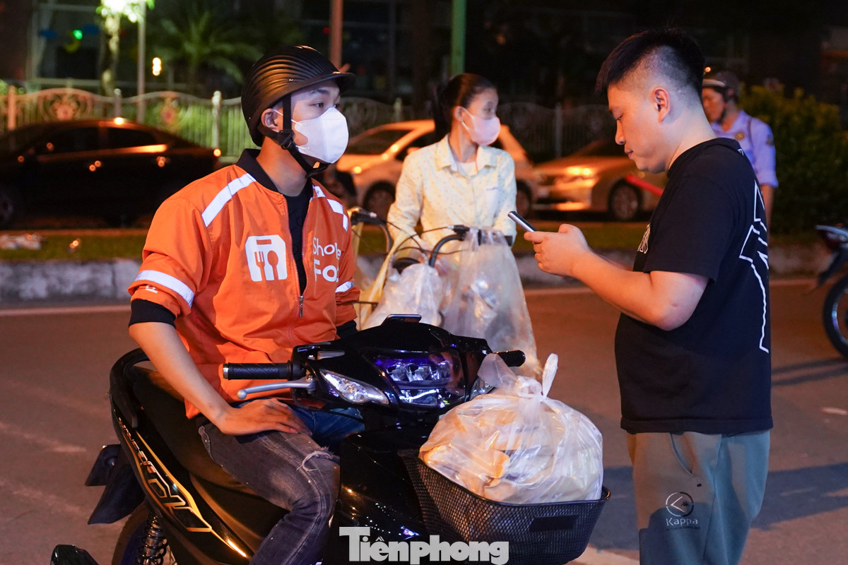 Xếp hàng đêm, nhiều người đặt đồ ăn, đồ uống qua các ứng dụng online để luôn sẵn sàng túc trực ở vị trí đã xếp, tránh mất chỗ.