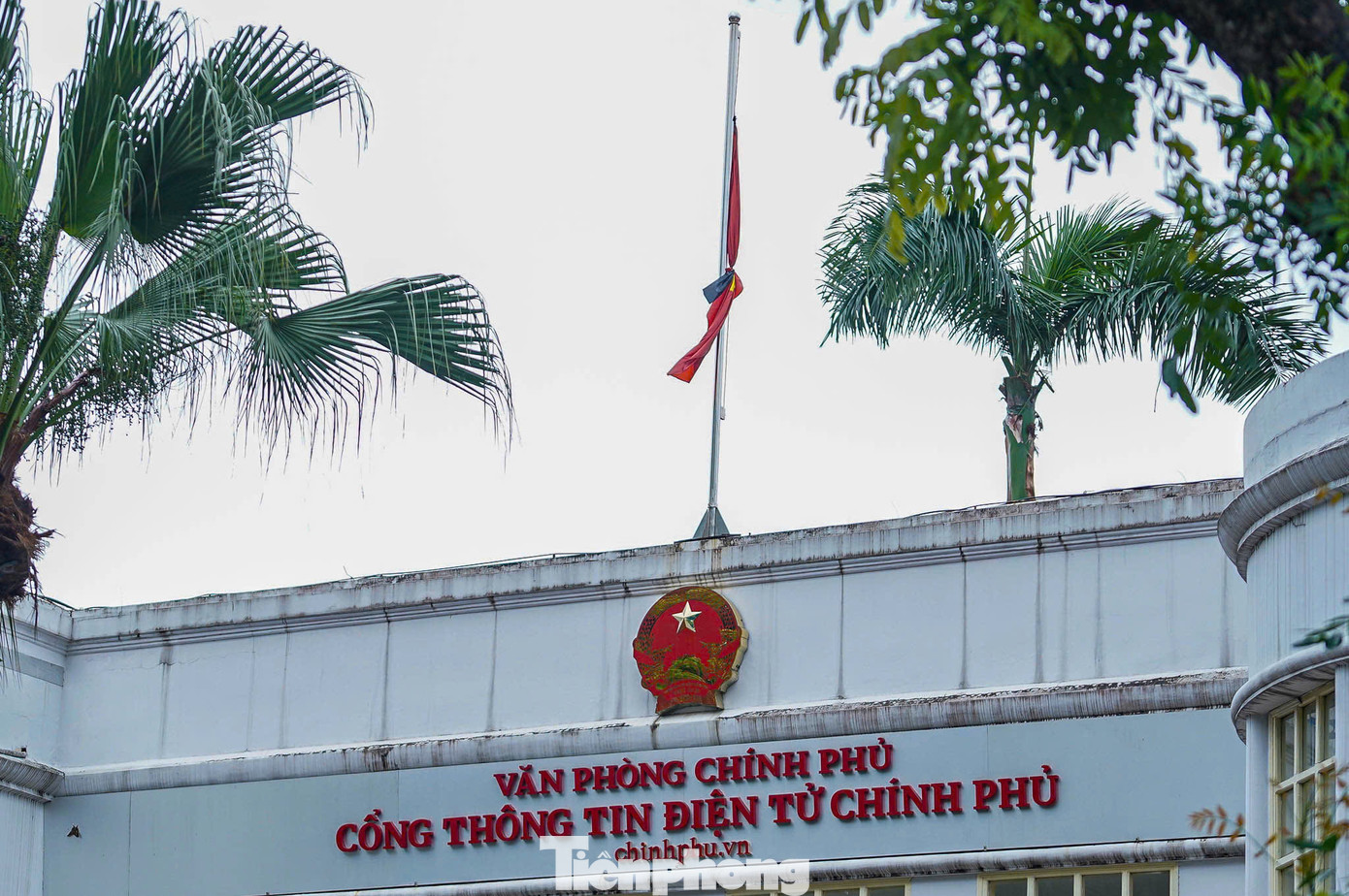 Cờ rủ tại Cổng Thông tin điện tử Chính phủ thuộc Văn phòng Chính phủ (quận Ba Đình, Hà Nội). Cờ rủ tại Cổng Thông tin điện tử Chính phủ thuộc Văn phòng Chính phủ (quận Ba Đình, Hà Nội).