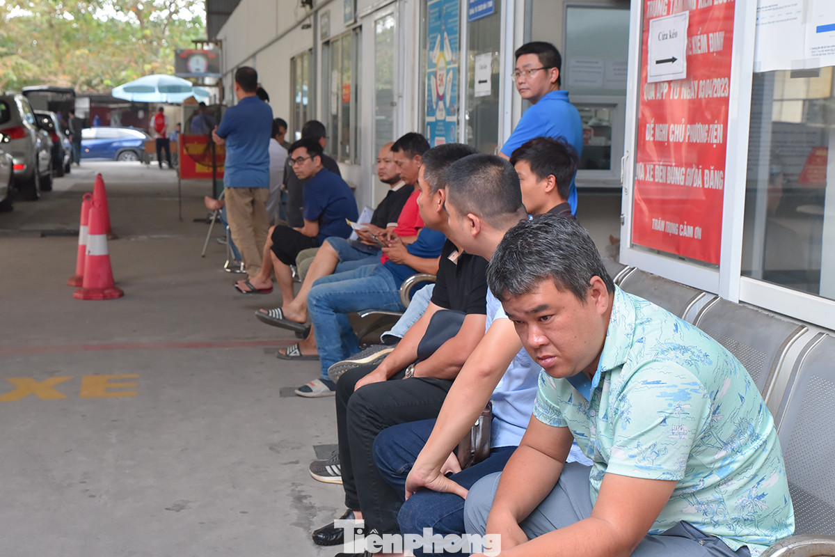 Các tài xế chờ tới lượt để kiểm tra xe, so với trước đây, thời gian được rút ngắn hơn rất nhiều.